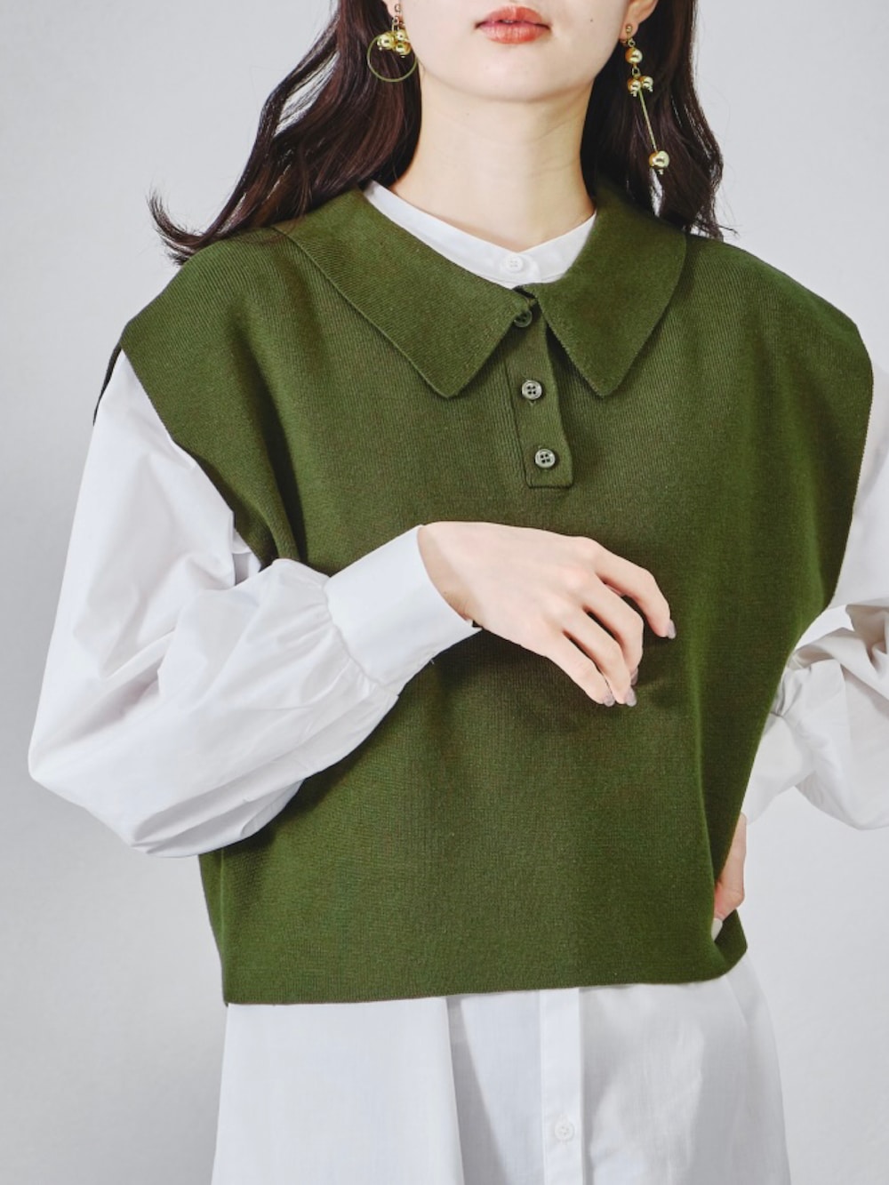 ブラック系のベスト、ブルー系のシャツ/ブラウスを着用したレディースの秋コーディネートの4枚目の写真