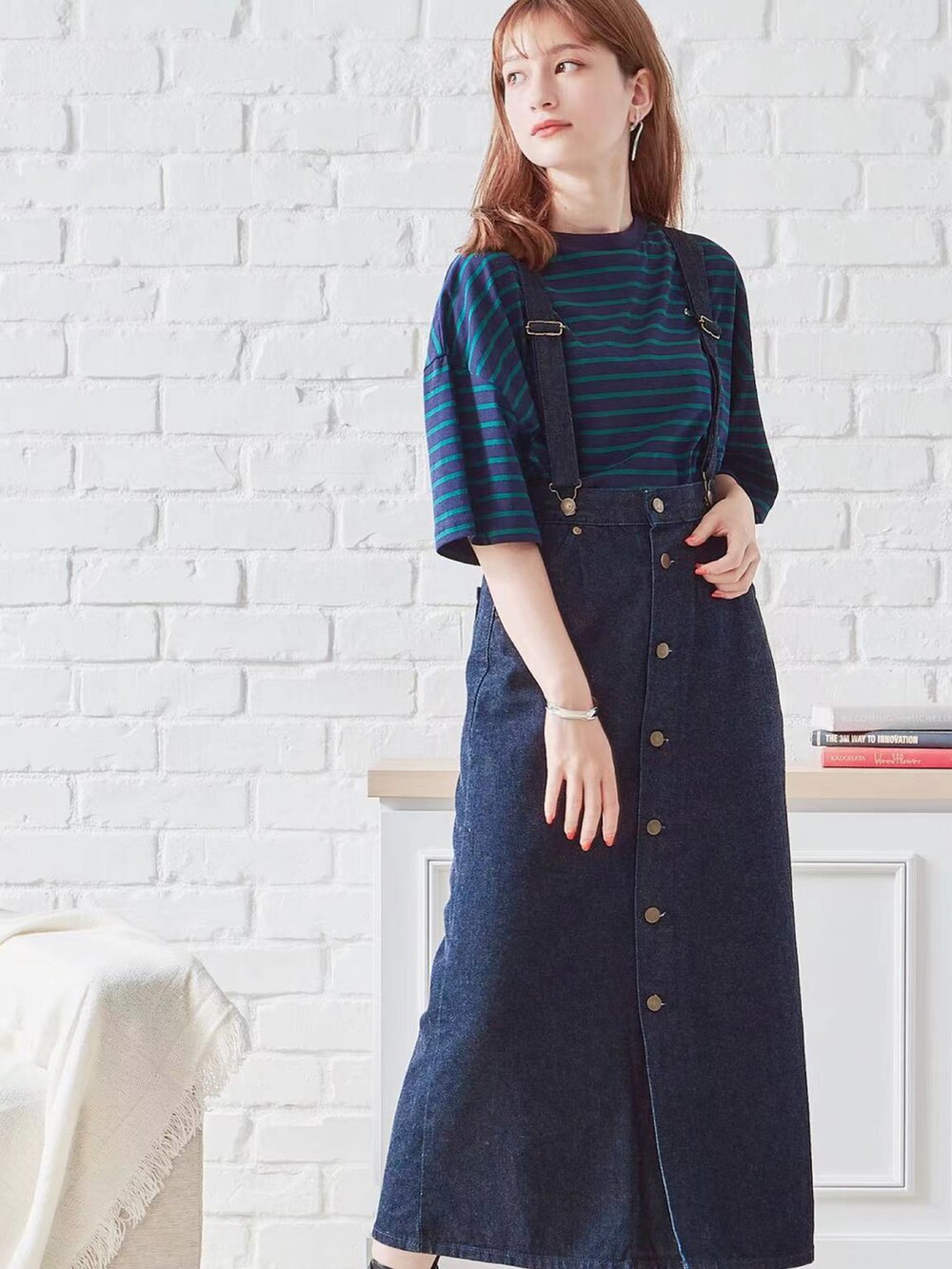 ブルー系のTシャツ/カットソーを着用したレディースの夏コーディネートの4枚目の写真