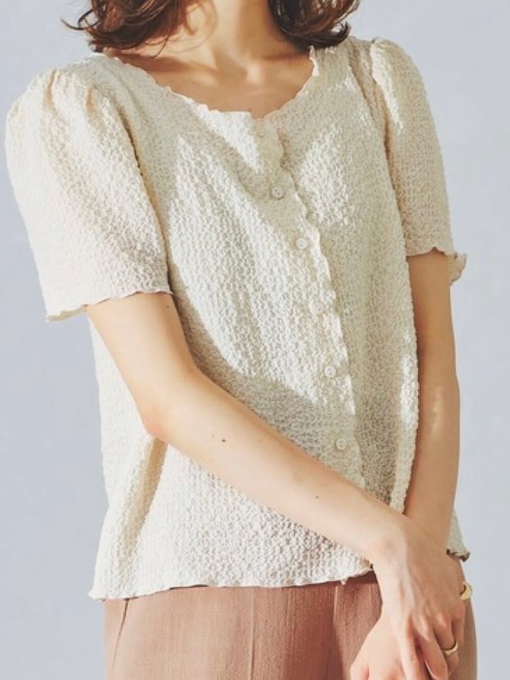 パープル系のTシャツ/カットソー、ブルー系のデニムパンツを着用したレディースの夏コーディネートの2枚目の写真