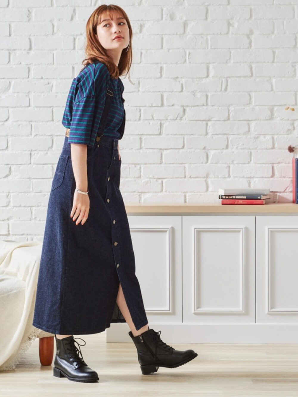 ブルー系のTシャツ/カットソーを着用したレディースの夏コーディネートの3枚目の写真