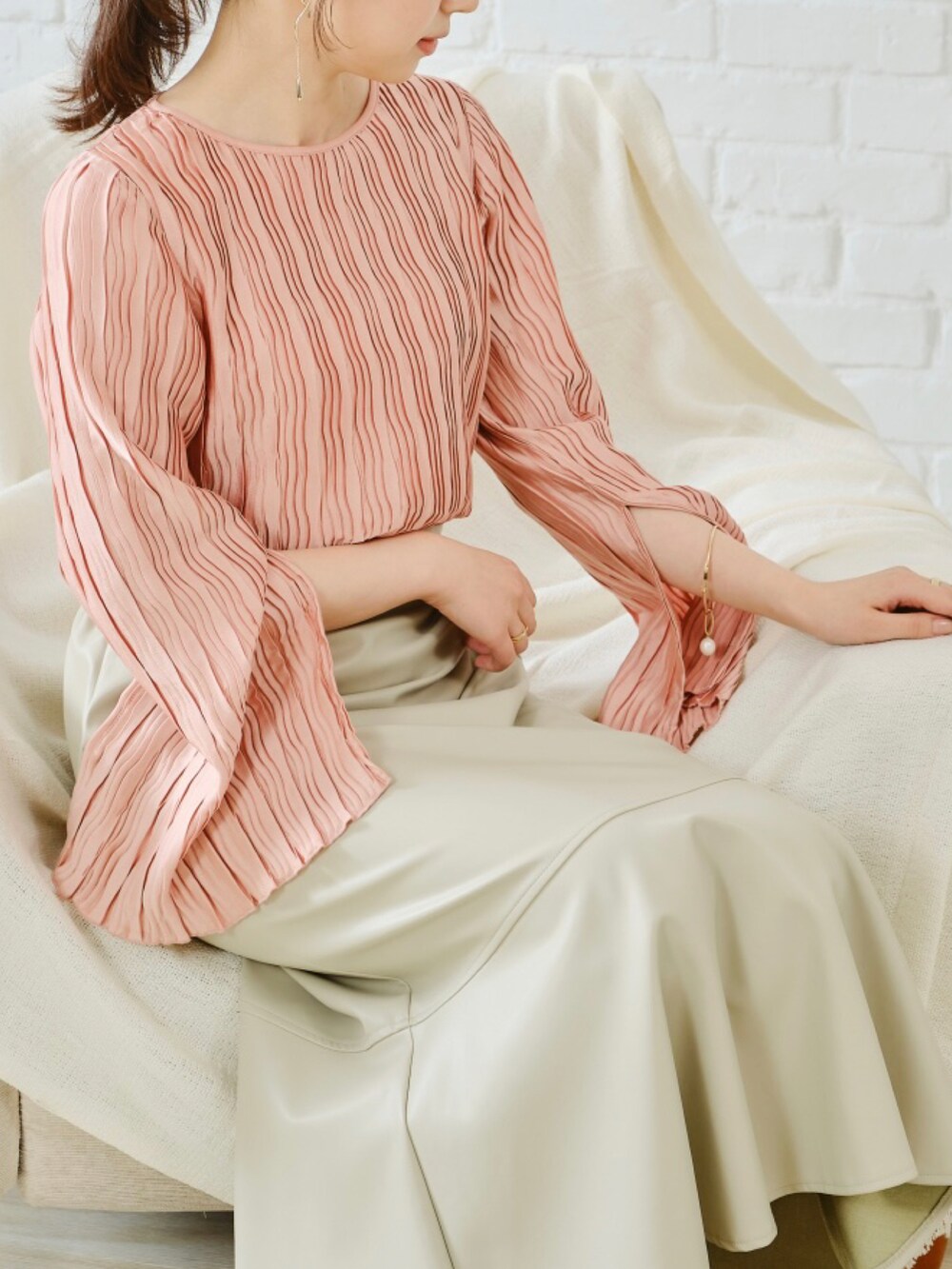 ホワイト系のシャツ/ブラウスを着用したレディースの秋コーディネートの2枚目の写真