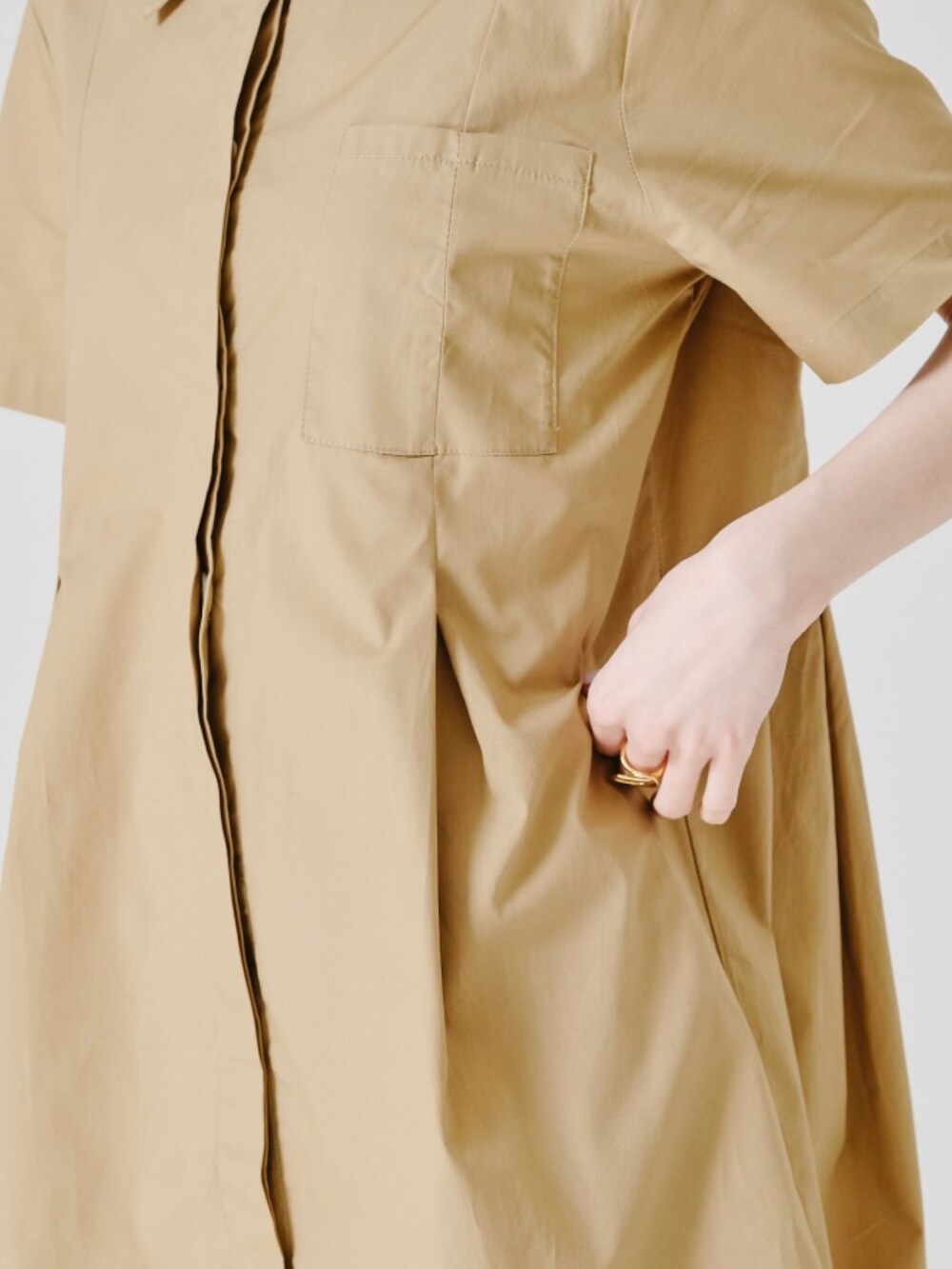 ホワイト系のシャツワンピースを着用したレディースの夏コーディネートの3枚目の写真