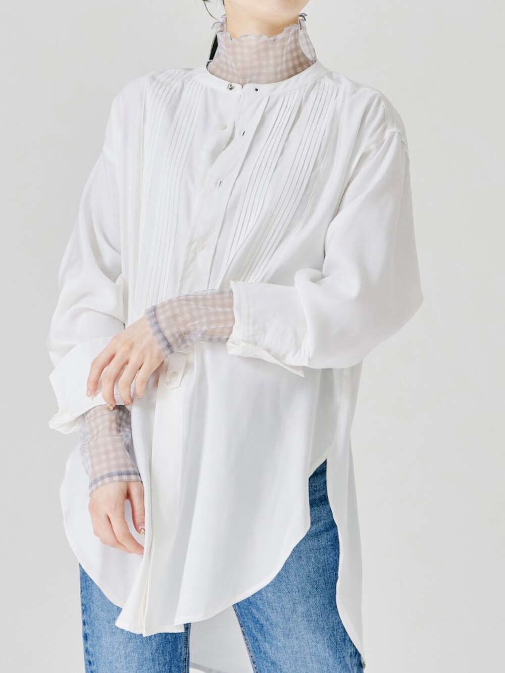 グレー系のシャツ/ブラウスを着用したレディースの夏コーディネートの4枚目の写真