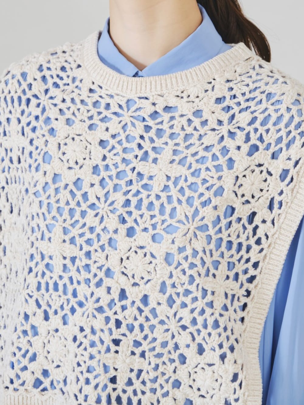 ブラウン系のベストを着用したレディースの秋コーディネートの3枚目の写真