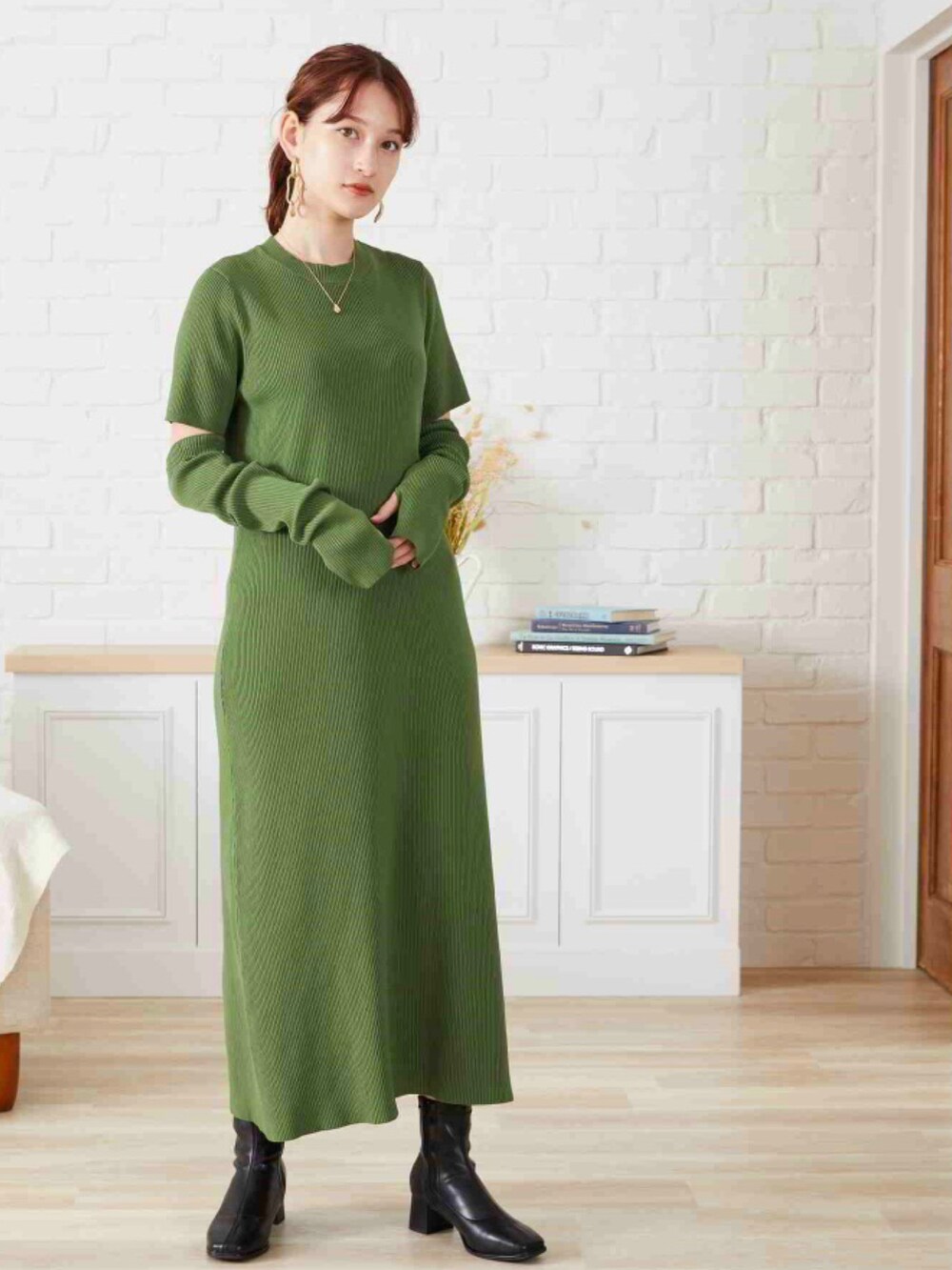 ホワイト系のベスト、オレンジ系のワンピースを着用したレディースの秋コーディネートの2枚目の写真