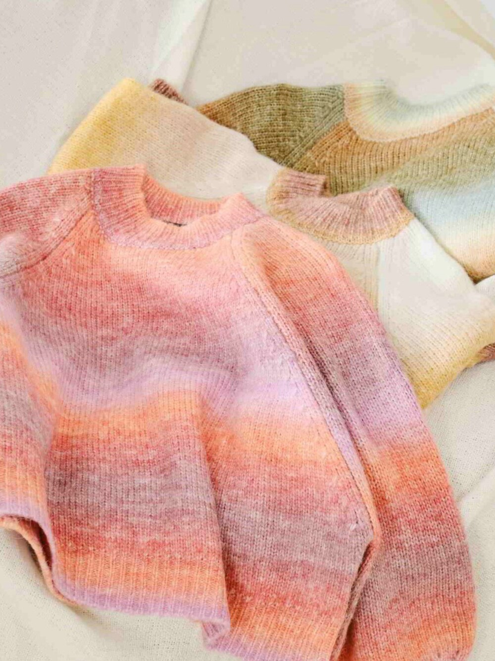 イエロー系のニット/セーターを着用したレディースの秋コーディネートの5枚目の写真