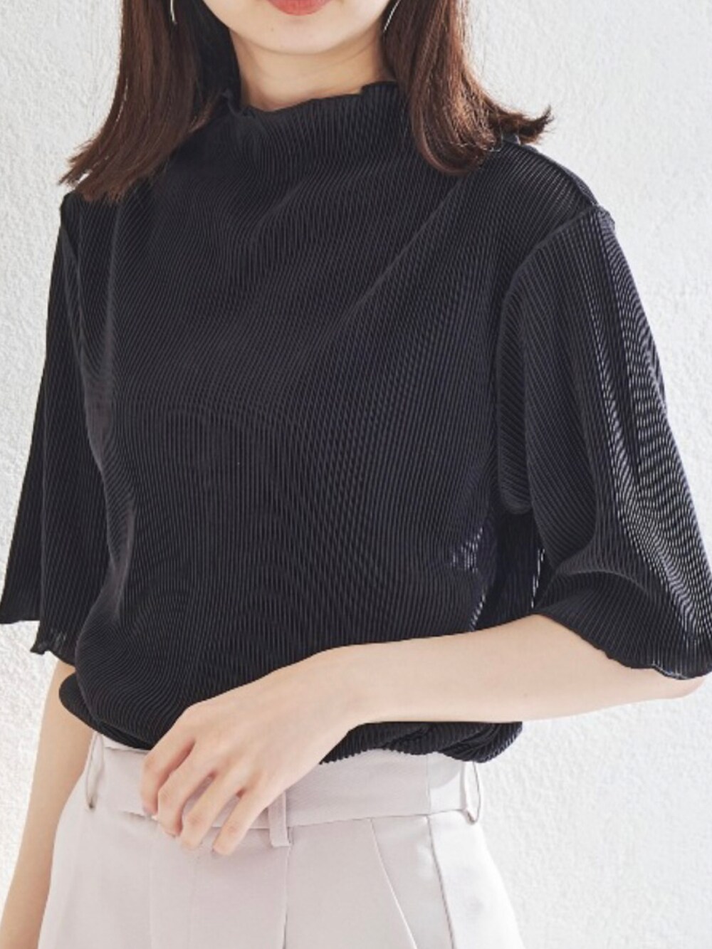 グリーン系のTシャツ/カットソーを着用したレディースの夏コーディネートの3枚目の写真