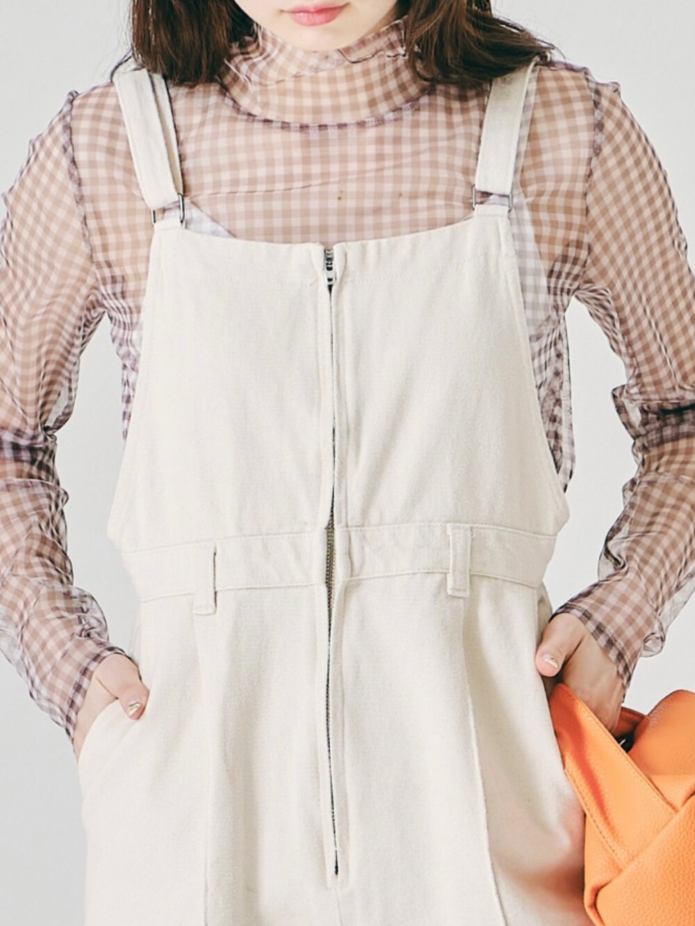 グレー系のシャツ/ブラウスを着用したレディースの夏コーディネートの3枚目の写真