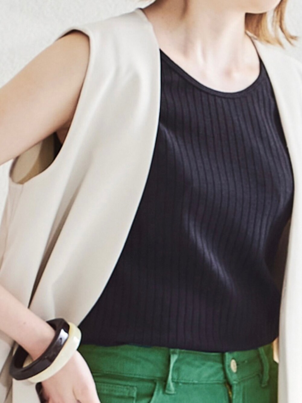 ブルー系のタンクトップ、ブラック系のデニムパンツを着用したレディースの夏コーディネートの3枚目の写真