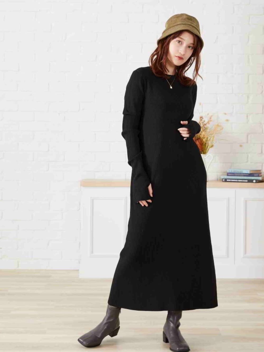 ホワイト系のベスト、オレンジ系のワンピースを着用したレディースの秋コーディネートの3枚目の写真