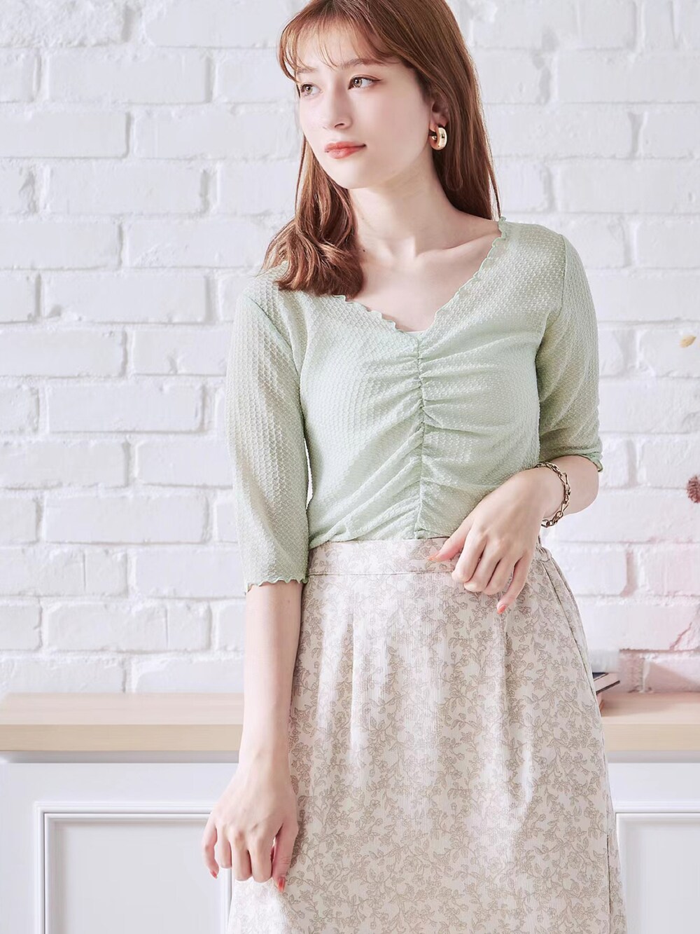 グリーン系のTシャツ/カットソーを着用したレディースの夏コーディネートの2枚目の写真