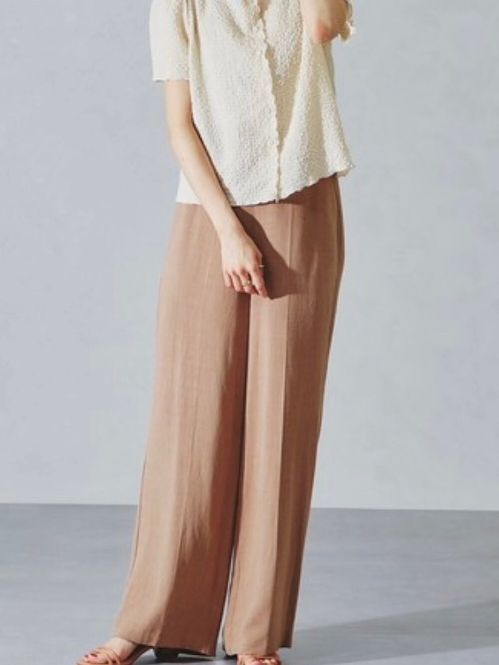 パープル系のTシャツ/カットソー、ブルー系のデニムパンツを着用したレディースの夏コーディネートの4枚目の写真