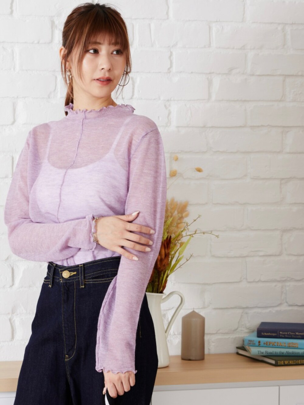 ブラック系のTシャツ/カットソーを着用したレディースの夏コーディネートの3枚目の写真