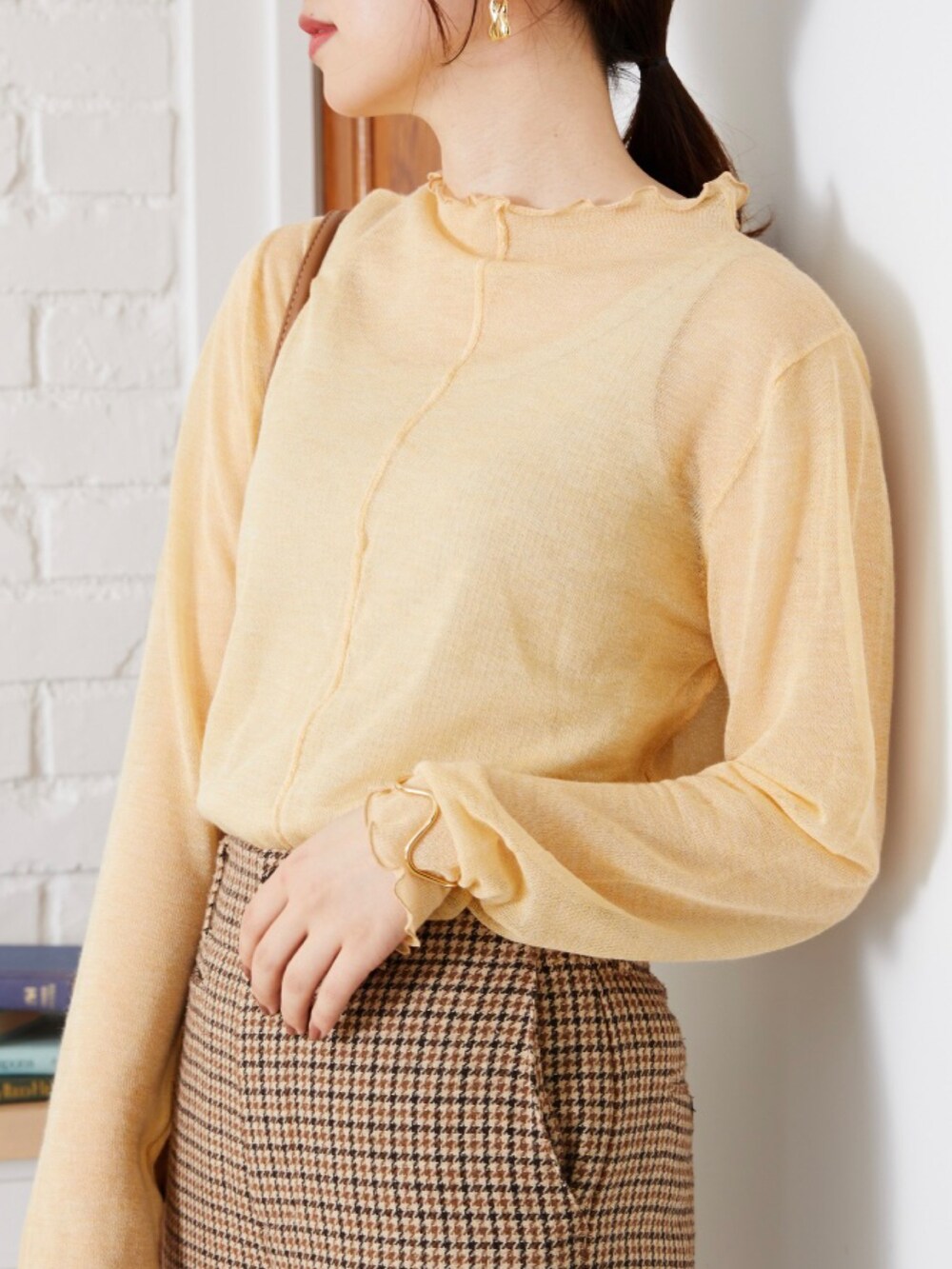 ブラック系のTシャツ/カットソーを着用したレディースの夏コーディネートの4枚目の写真