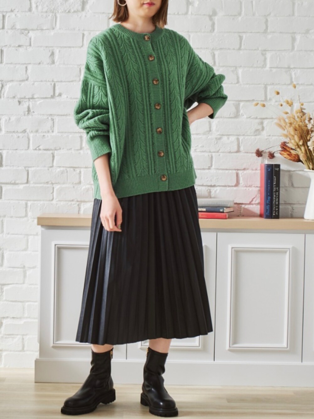 グレー系のニット/セーターを着用したレディースの秋コーディネートの4枚目の写真