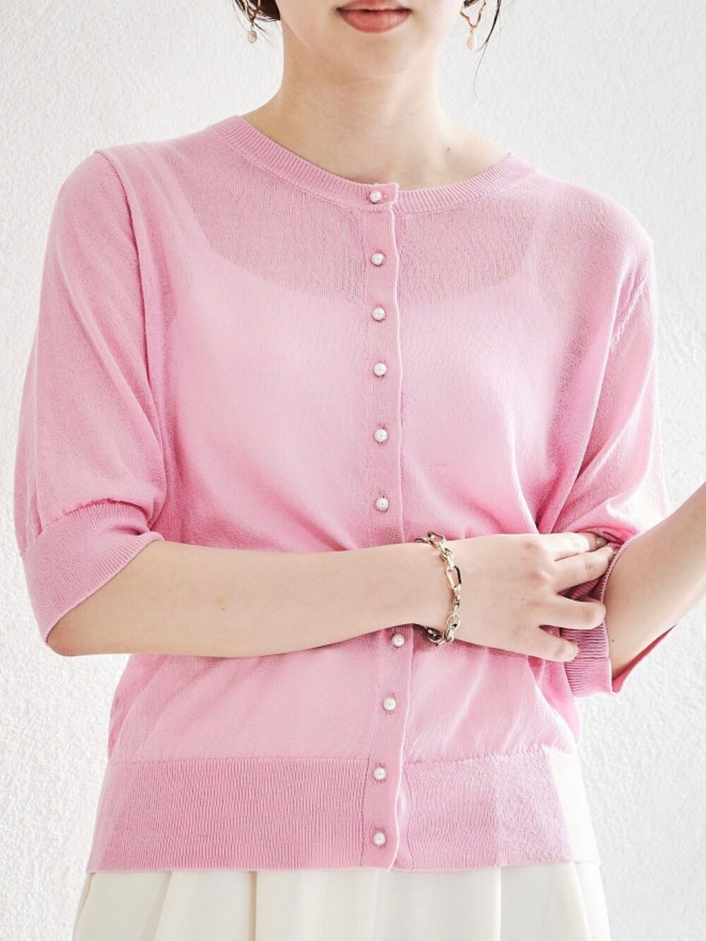 ベージュ系のカーディガン/ボレロ、ホワイト系のワンピースを着用したレディースの夏コーディネートの3枚目の写真