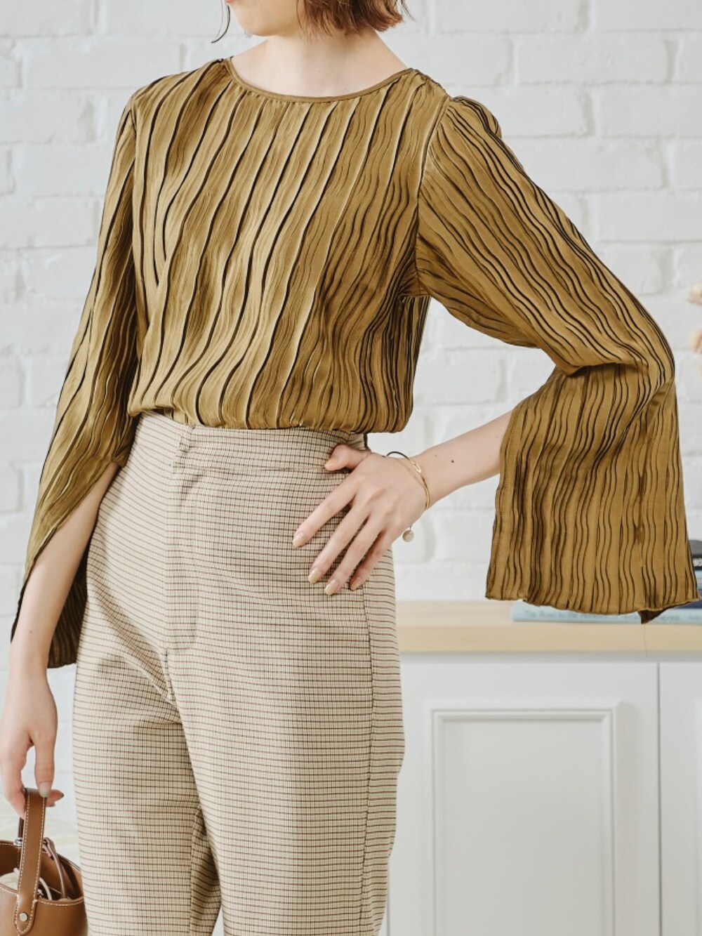 ピンク系のシャツ/ブラウスを着用したレディースの秋コーディネートの3枚目の写真