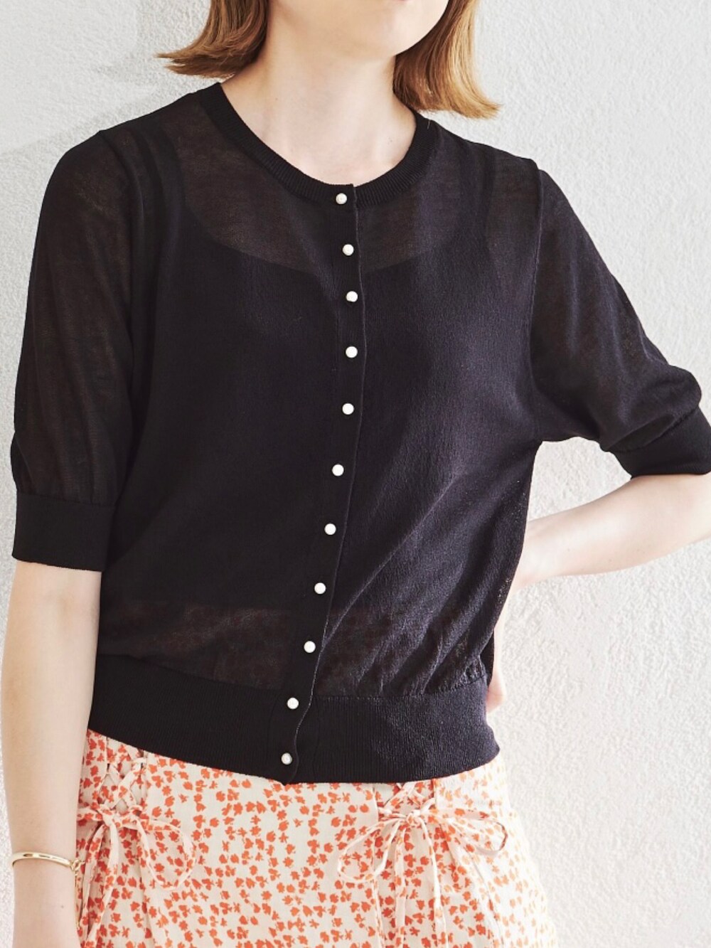 ベージュ系のカーディガン/ボレロ、ホワイト系のワンピースを着用したレディースの夏コーディネートの4枚目の写真