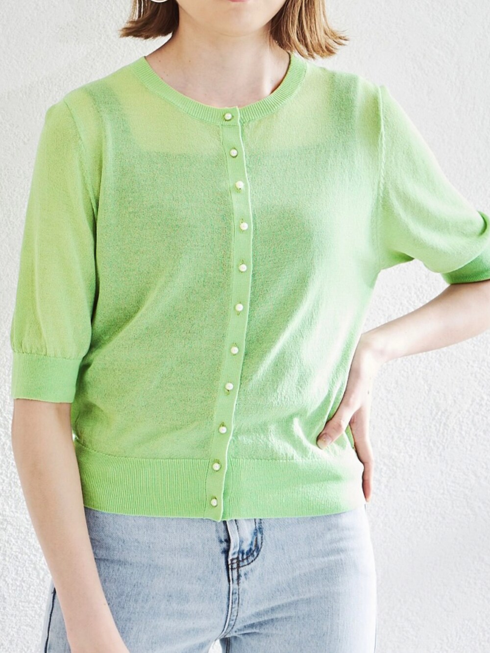 ベージュ系のカーディガン/ボレロ、ホワイト系のワンピースを着用したレディースの夏コーディネートの2枚目の写真