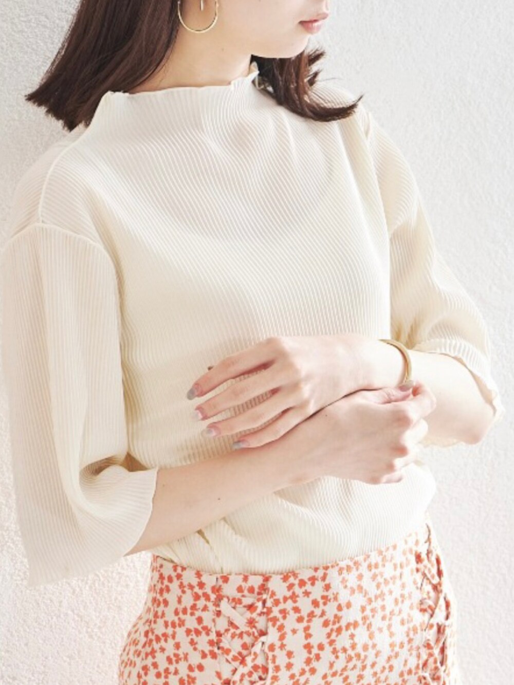 グリーン系のTシャツ/カットソーを着用したレディースの夏コーディネートの2枚目の写真