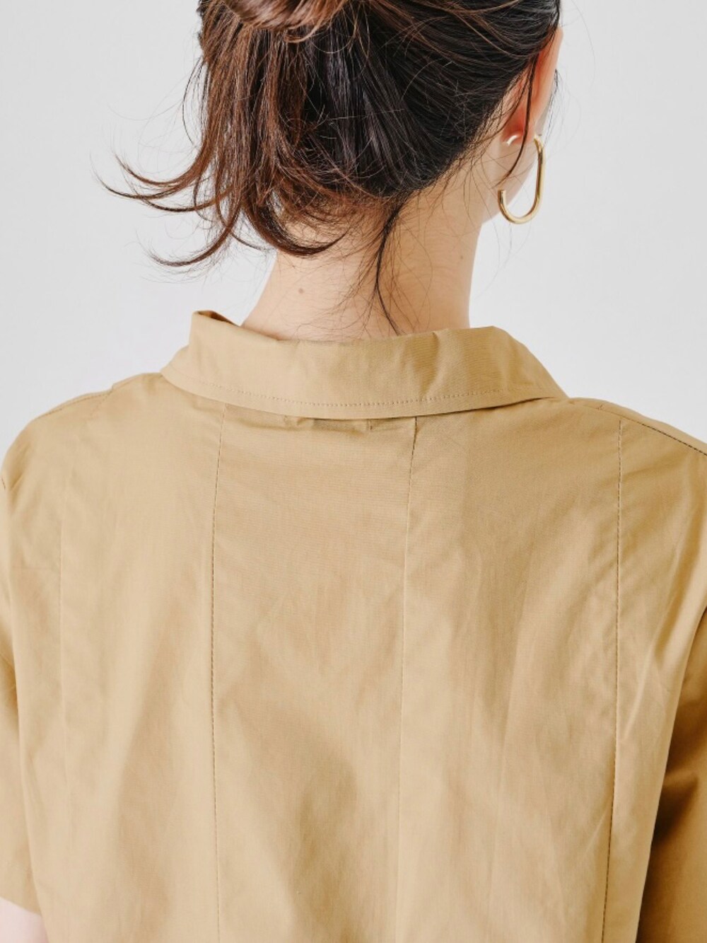 ホワイト系のシャツワンピースを着用したレディースの夏コーディネートの5枚目の写真