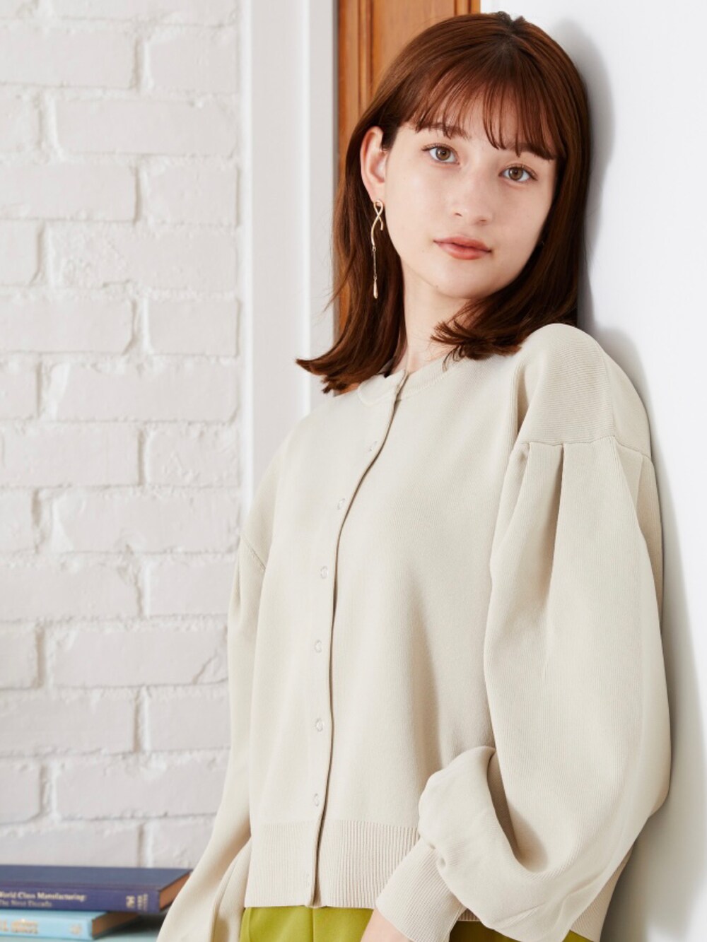 ブラック系のカーディガン/ボレロを着用したレディースの夏コーディネートの2枚目の写真