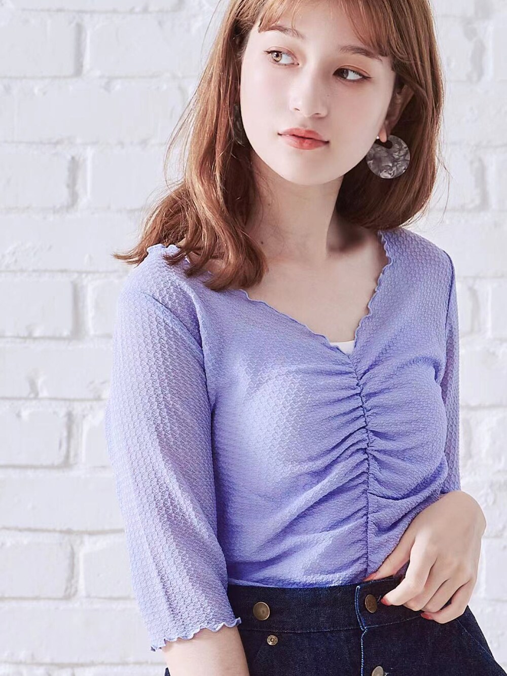 グリーン系のTシャツ/カットソーを着用したレディースの夏コーディネートの4枚目の写真