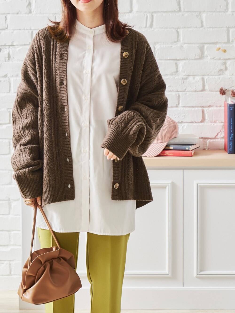 グレー系のニット/セーターを着用したレディースの秋コーディネートの3枚目の写真