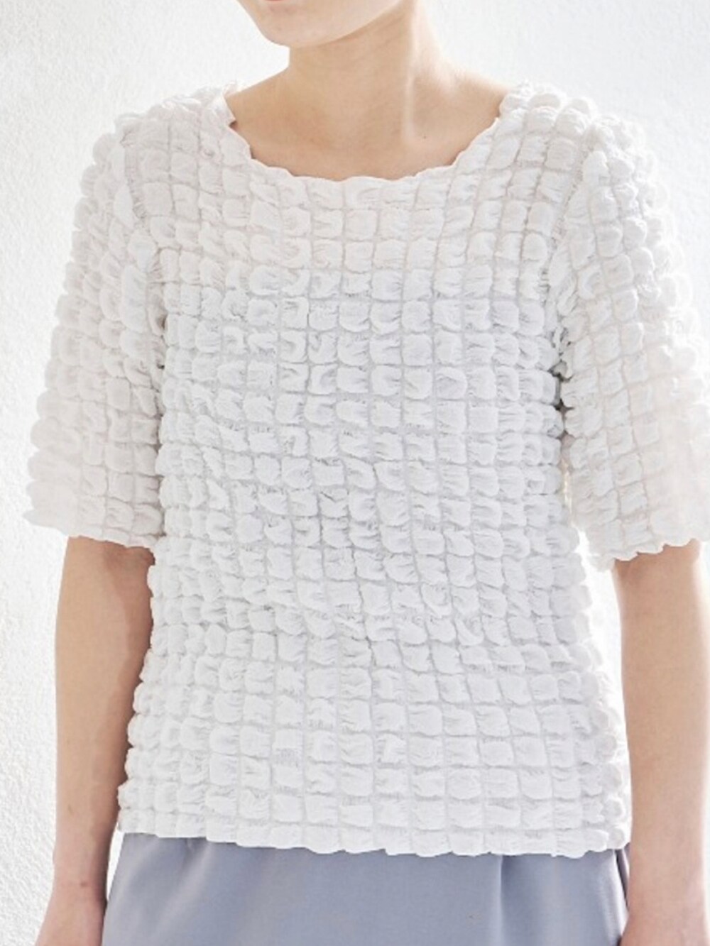 ホワイト系のTシャツ/カットソー、ブルー系のデニムパンツを着用したレディースの夏コーディネートの4枚目の写真