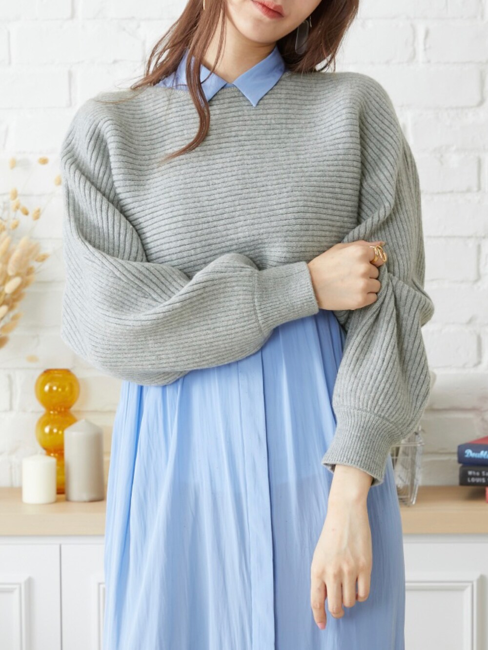 ベージュ系のワンピースを着用したレディースの夏コーディネートの3枚目の写真