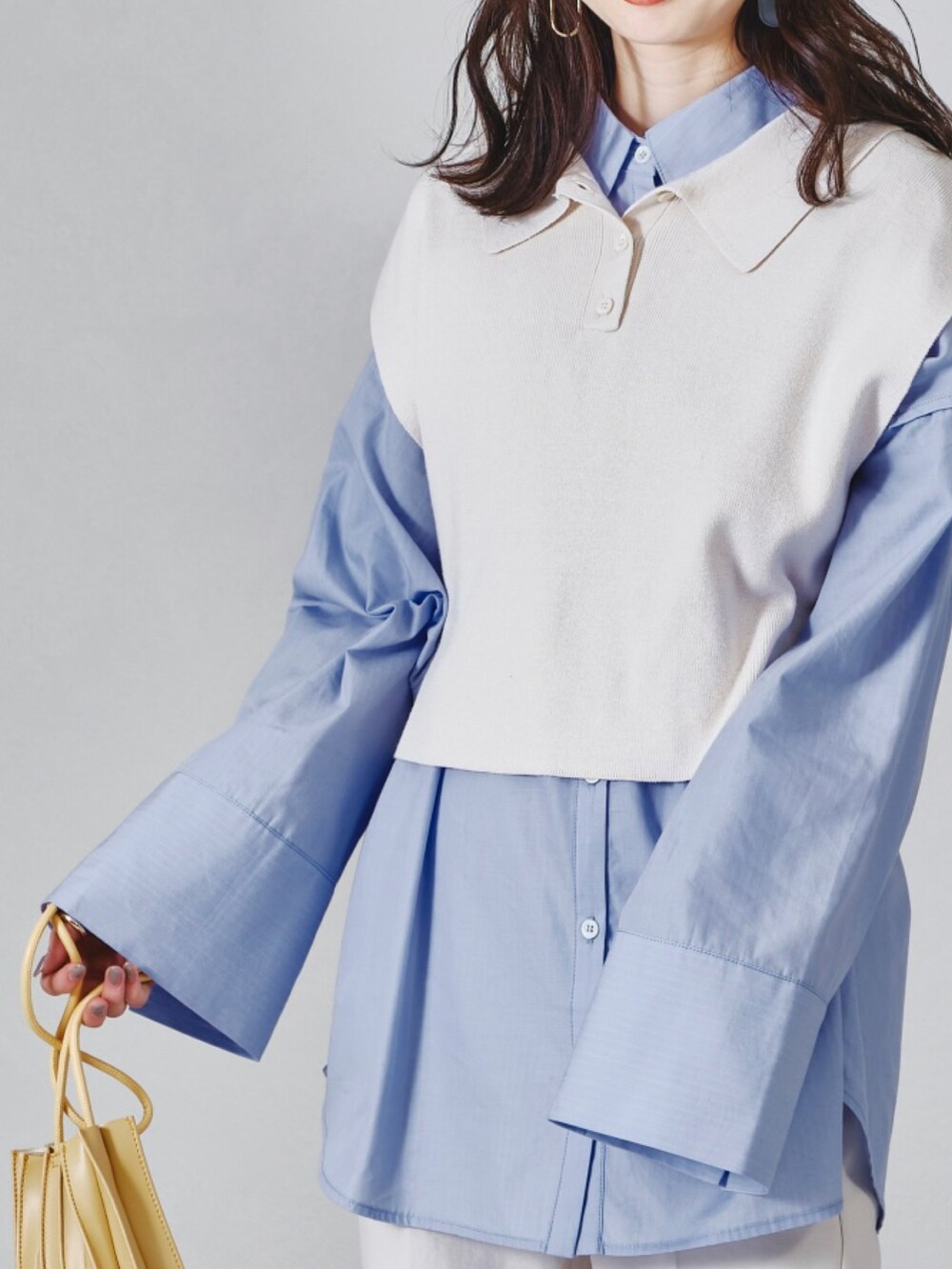 ブラック系のベスト、ブルー系のシャツ/ブラウスを着用したレディースの秋コーディネートの5枚目の写真