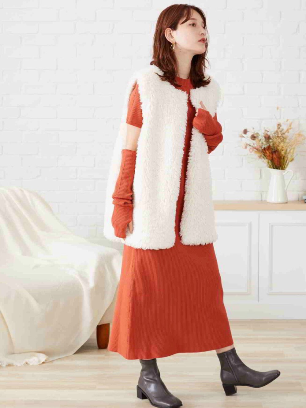 ブラック系のワンピースを着用したレディースの秋コーディネートの2枚目の写真