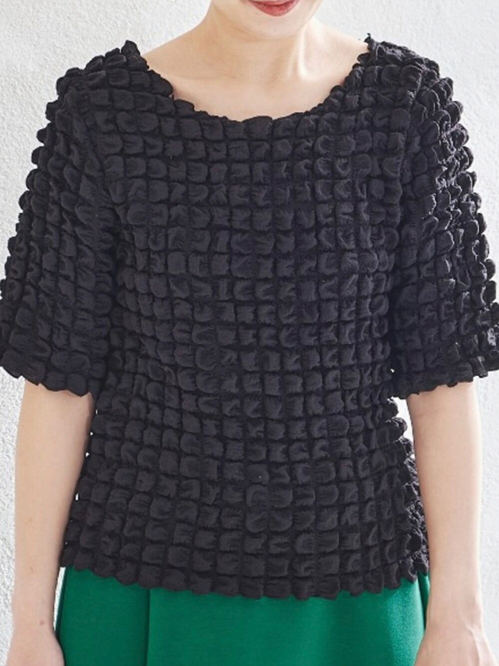 ホワイト系のTシャツ/カットソー、ブルー系のデニムパンツを着用したレディースの夏コーディネートの2枚目の写真