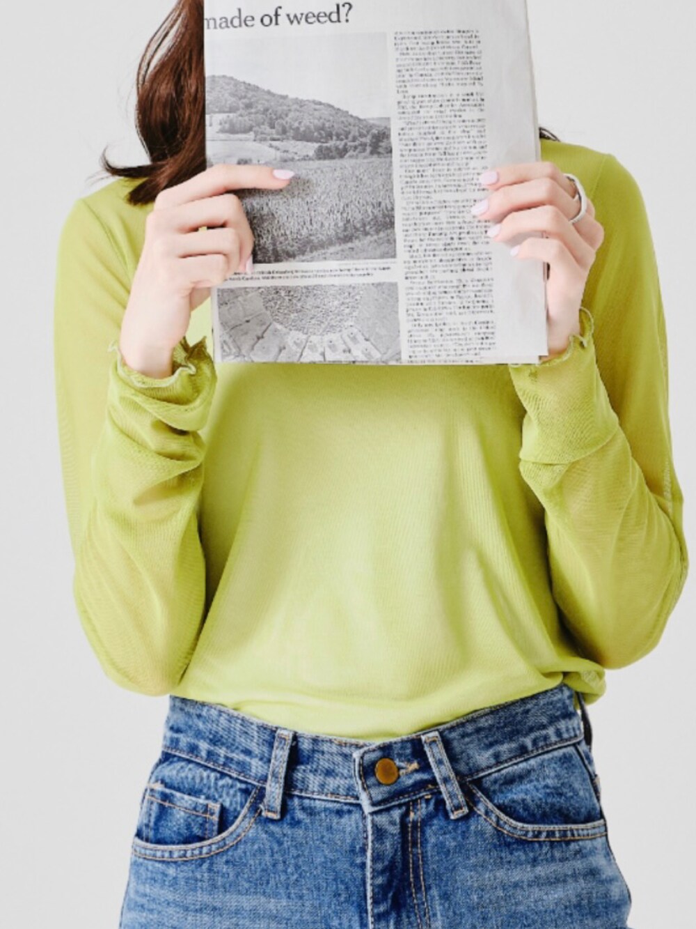 ブラック系のTシャツ/カットソーを着用したレディースの夏コーディネートの2枚目の写真