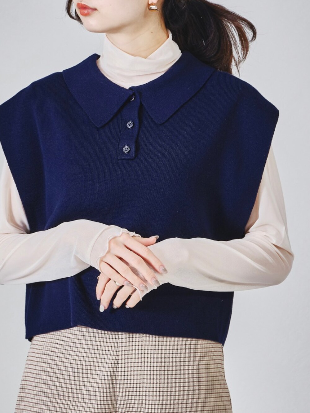 ブラック系のベスト、ブルー系のシャツ/ブラウスを着用したレディースの秋コーディネートの3枚目の写真