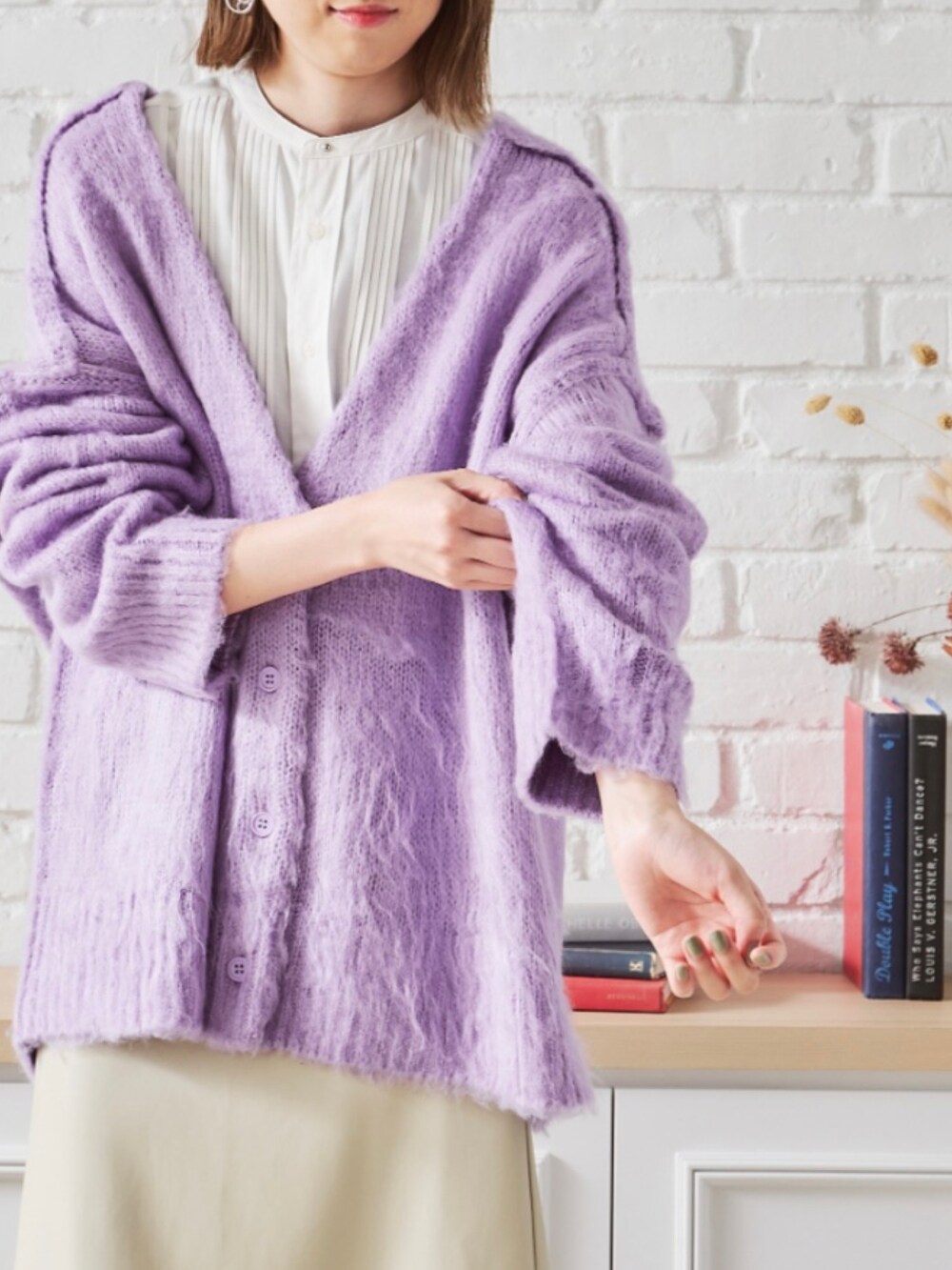 オレンジ系のカーディガン/ボレロ、ブラック系のデニムパンツ、ブラック系のTシャツ/カットソーを着用したレディースの秋コーディネートの5枚目の写真