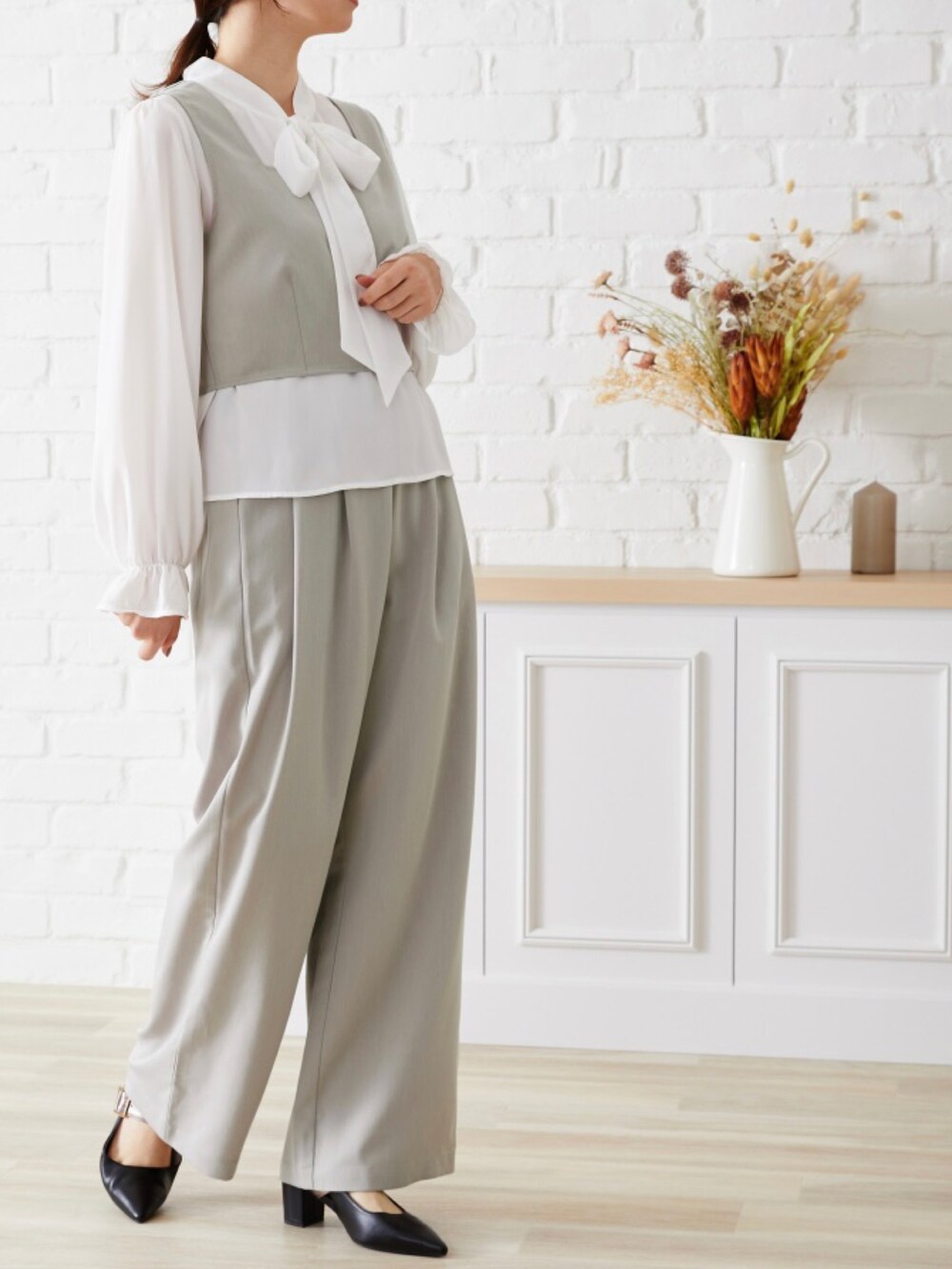 ブラック系のセットアップを着用したレディースの秋コーディネートの2枚目の写真