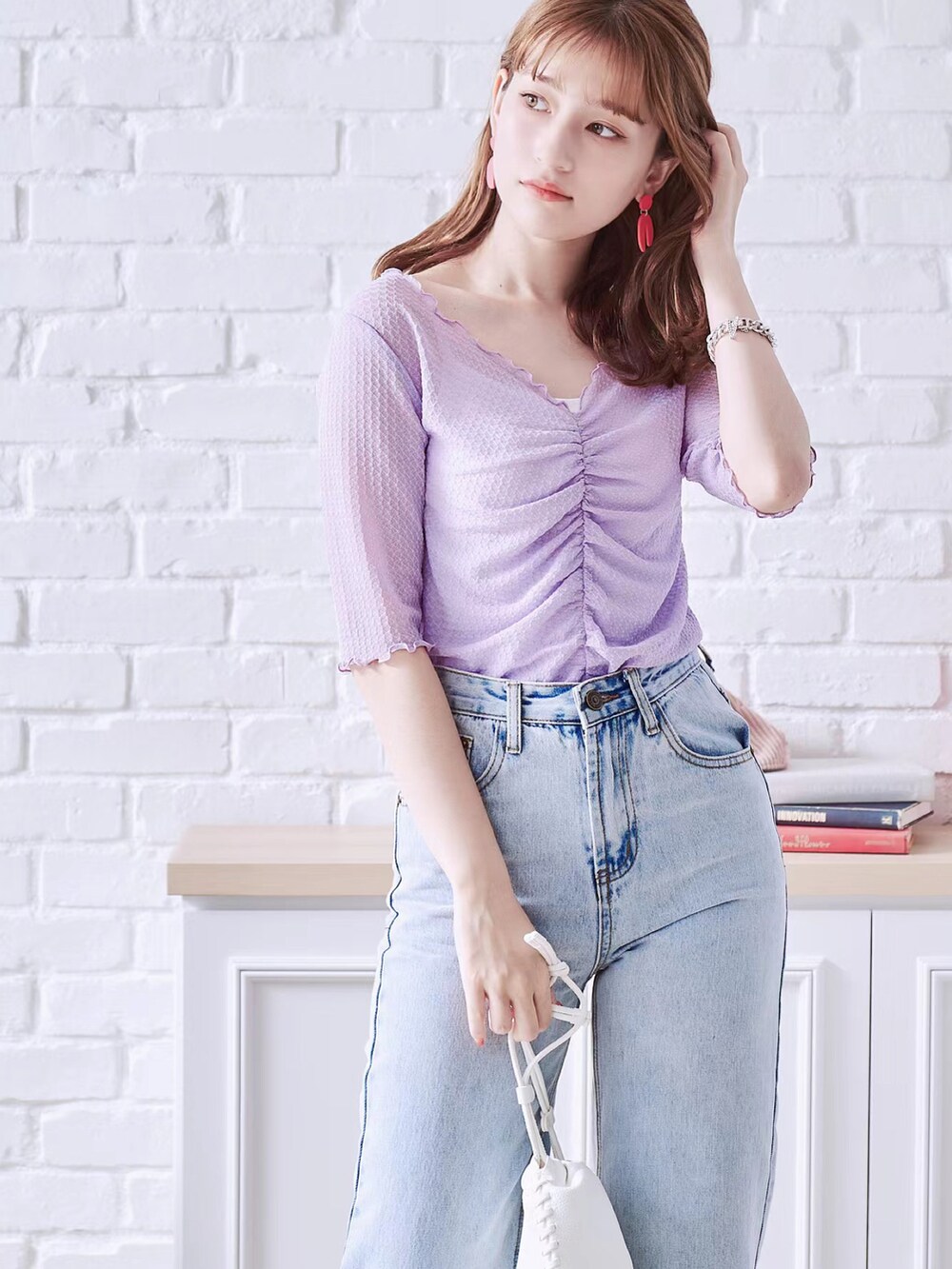 グリーン系のTシャツ/カットソーを着用したレディースの夏コーディネートの3枚目の写真