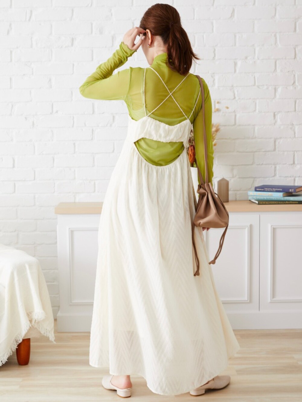 グリーン系のTシャツ/カットソー、ホワイト系のワンピースを着用したレディースの夏コーディネートの4枚目の写真