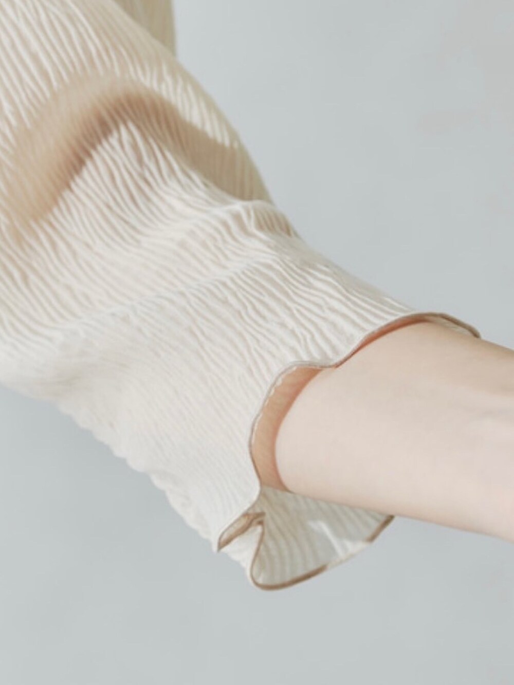 ベージュ系のTシャツ/カットソー、ベージュ系のスカートを着用したレディースの夏コーディネートの3枚目の写真