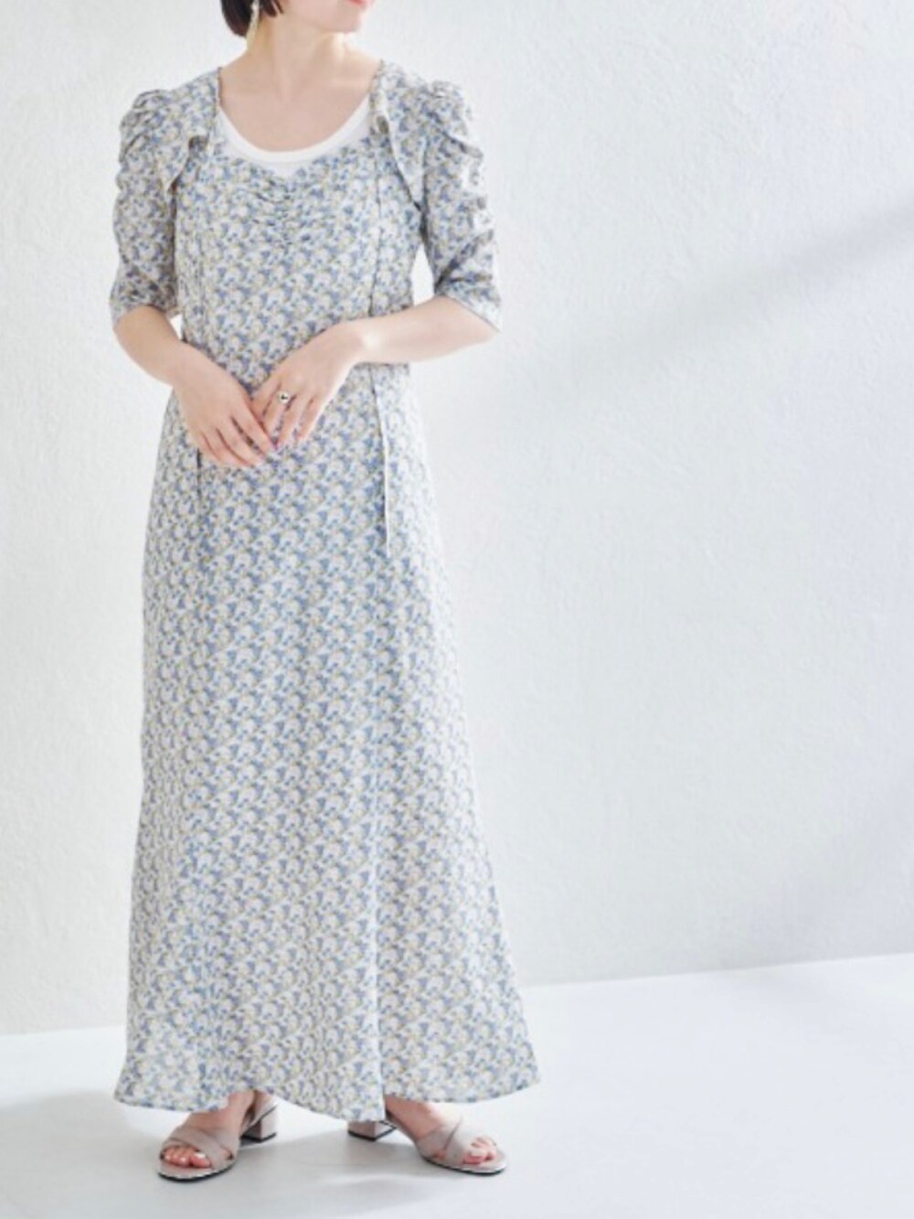 ブルー系のワンピース、パープル系のワンピースを着用したレディースの夏コーディネートの4枚目の写真