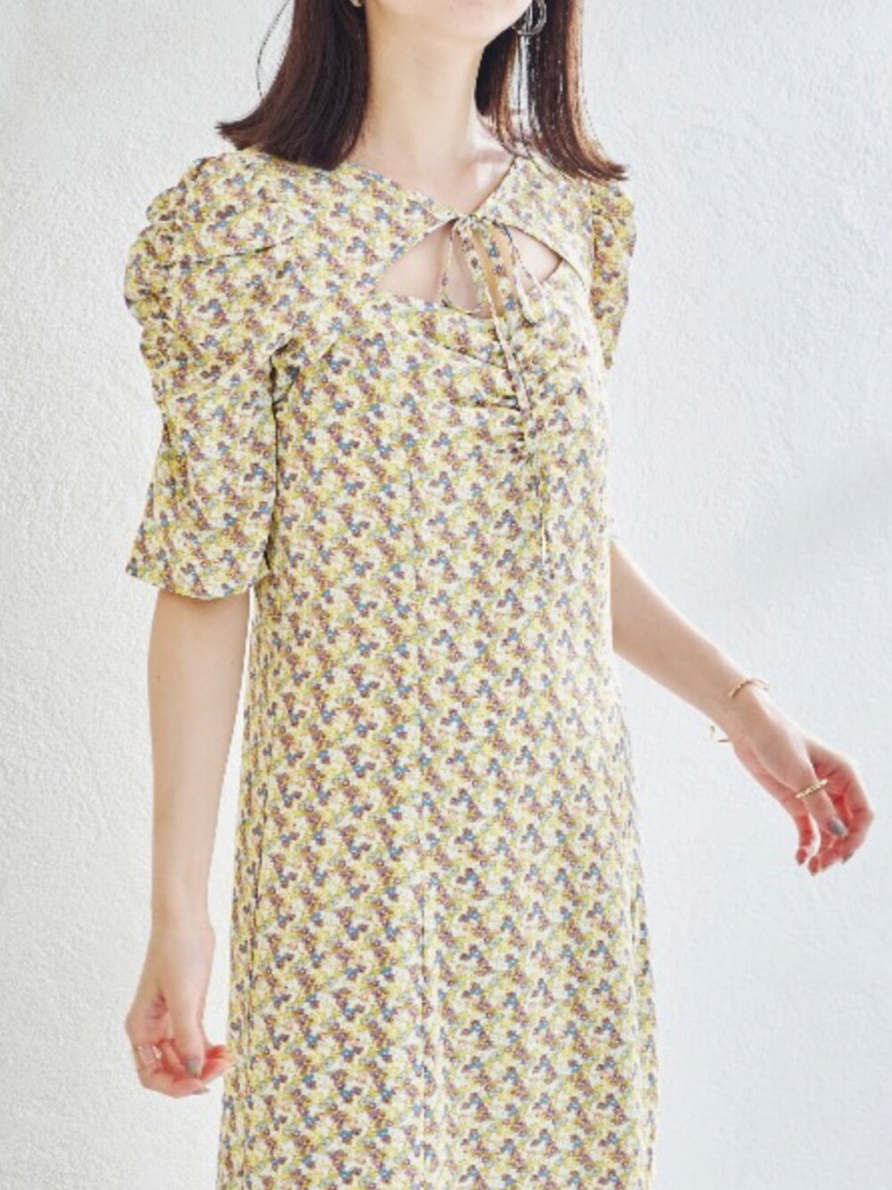 パープル系のワンピース、ブルー系のワンピースを着用したレディースの秋コーディネートの3枚目の写真