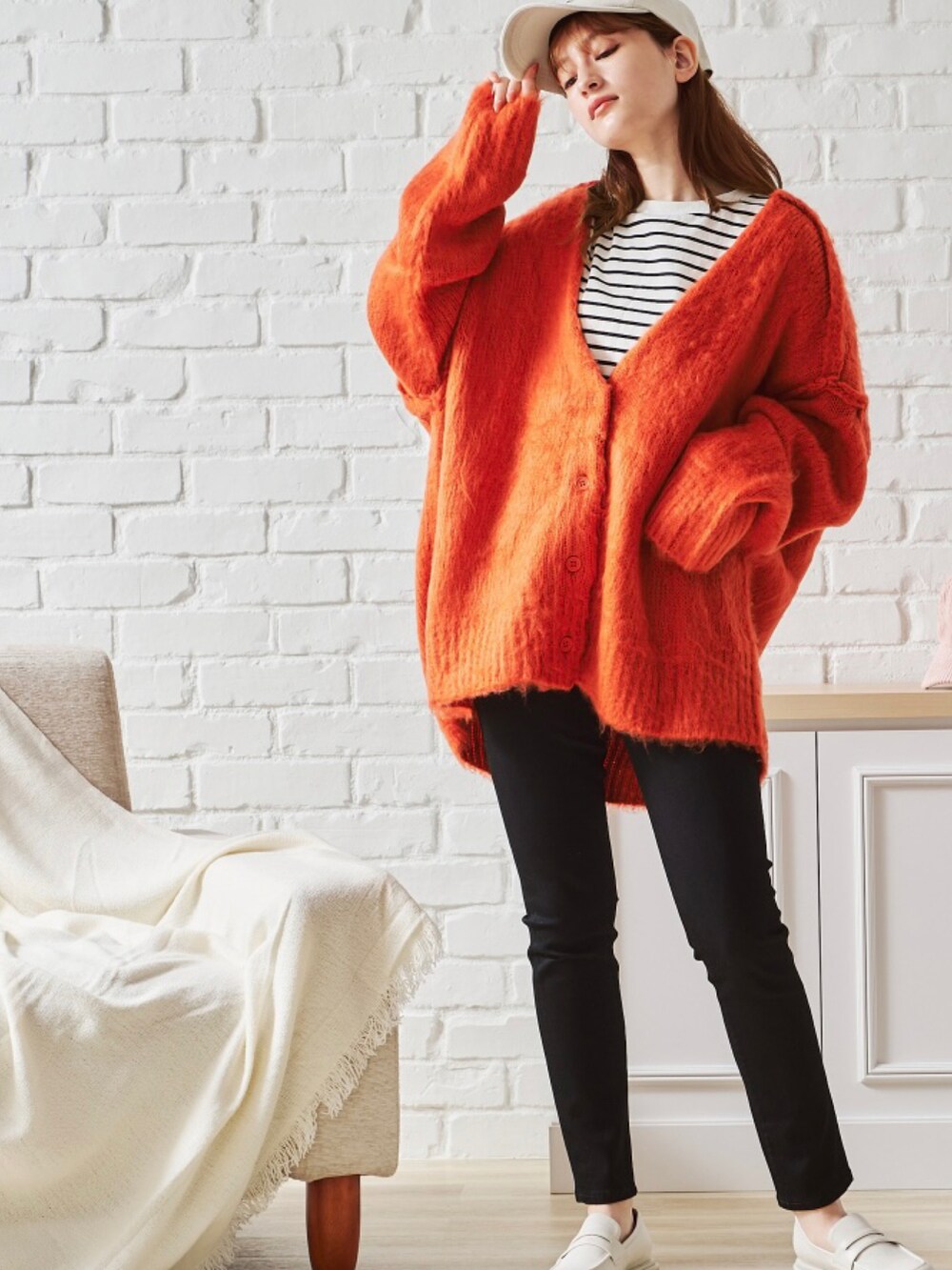 ブラック系のTシャツ/カットソー、オレンジ系のカーディガン/ボレロ、ブラック系のデニムパンツを着用したレディースの夏コーディネートの2枚目の写真