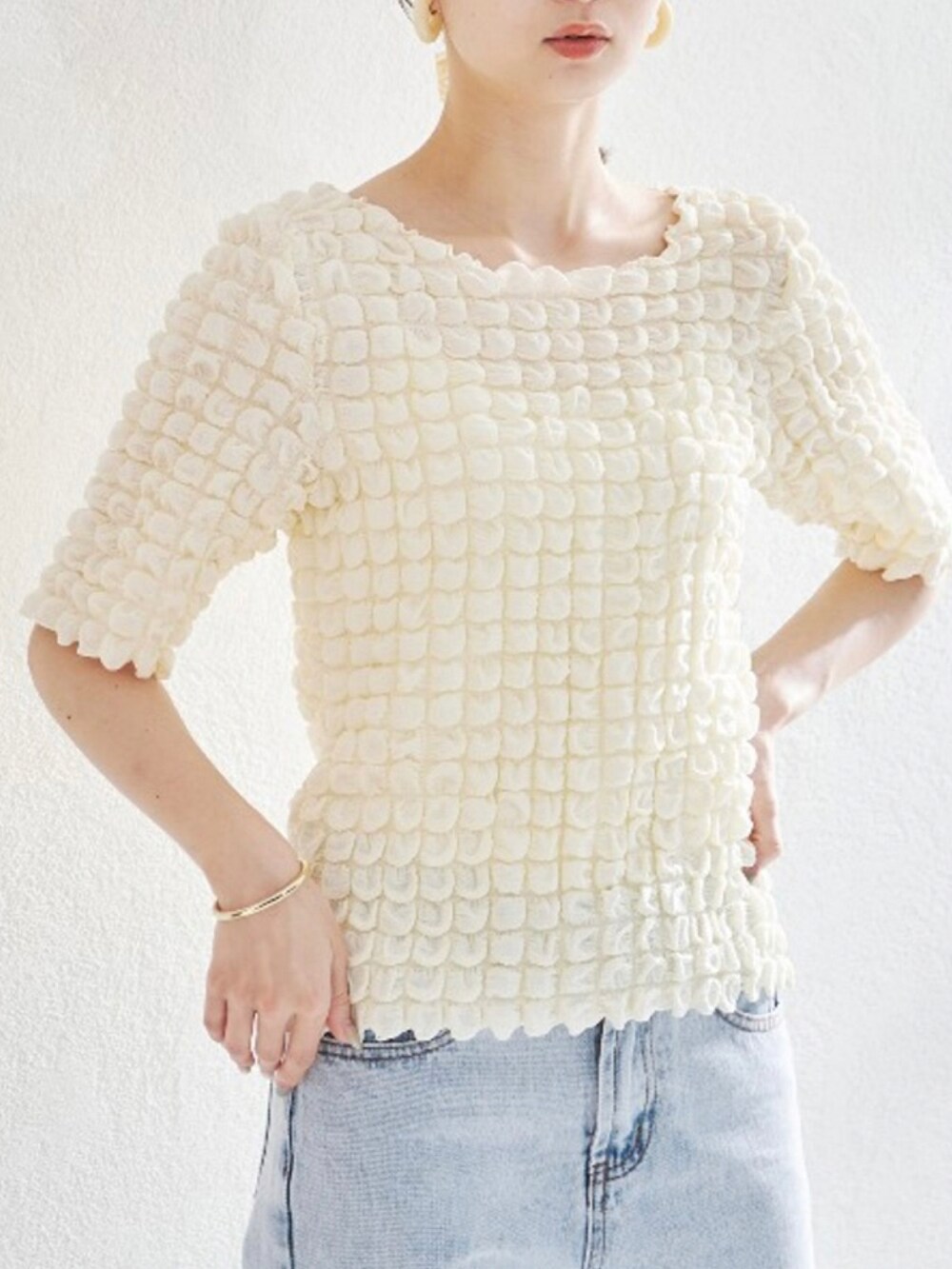 ホワイト系のTシャツ/カットソー、ブルー系のデニムパンツを着用したレディースの夏コーディネートの3枚目の写真