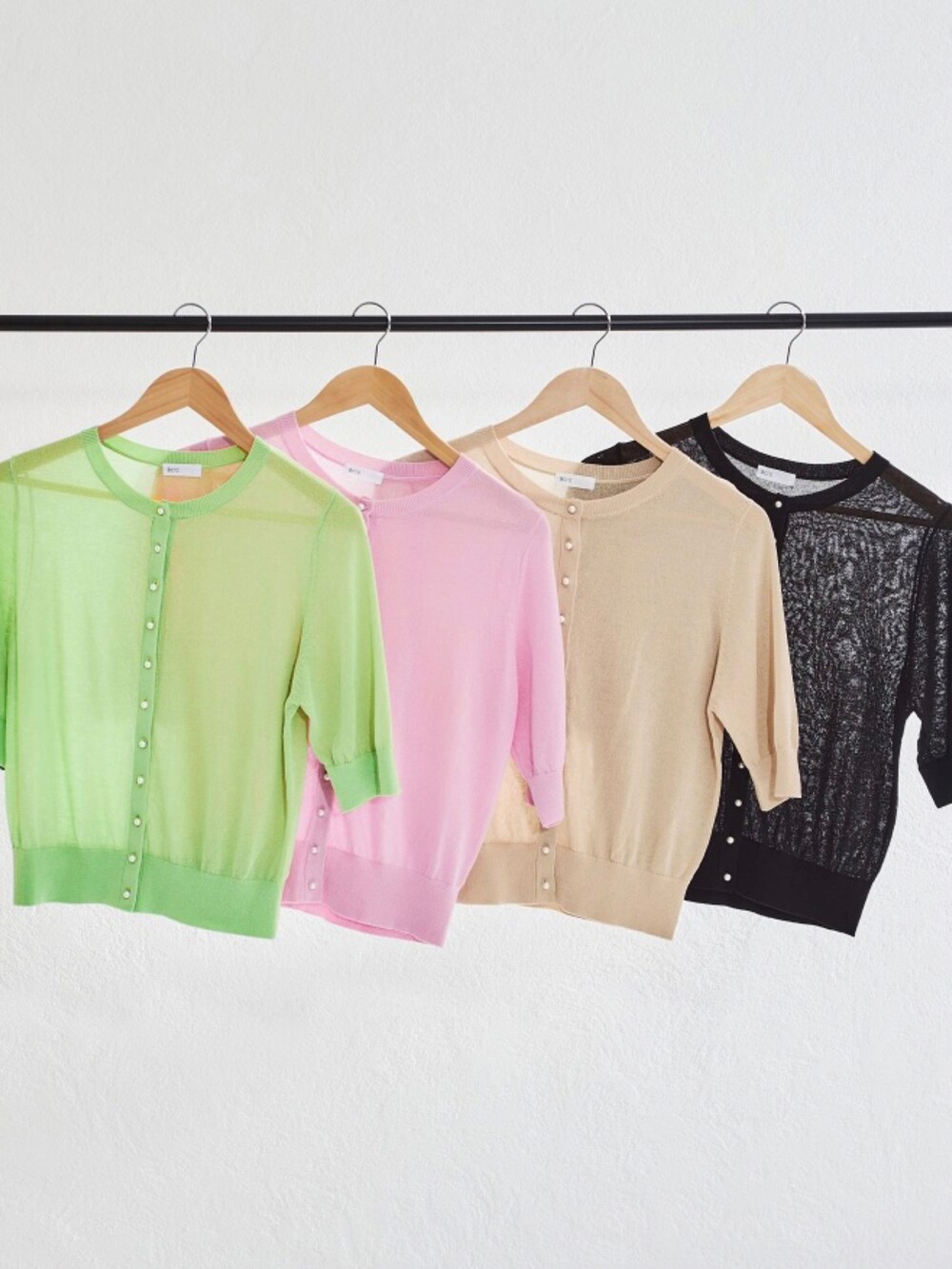 ベージュ系のカーディガン/ボレロ、ホワイト系のワンピースを着用したレディースの夏コーディネートの5枚目の写真