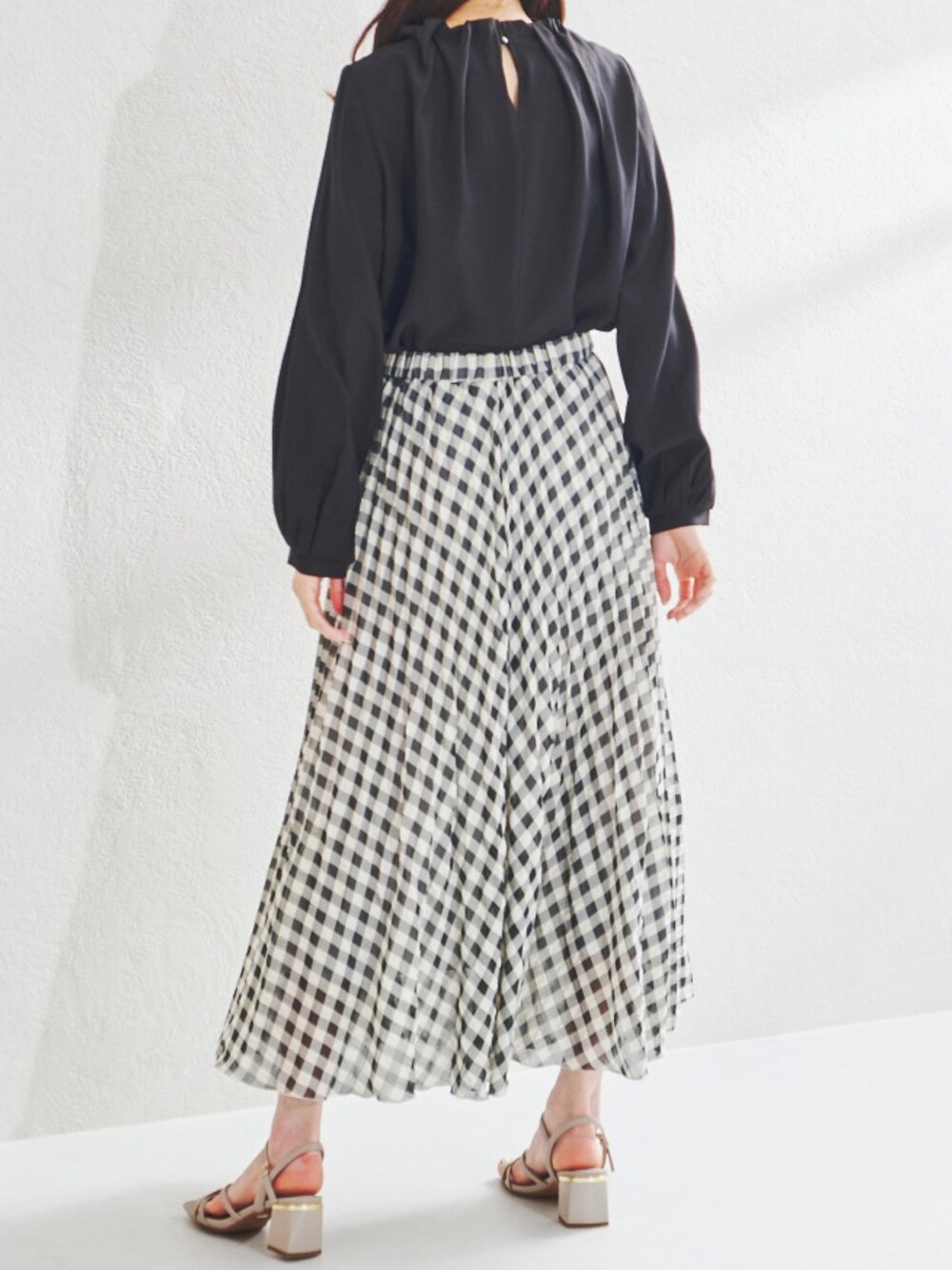 ブラック系のシャツ/ブラウスを着用したレディースの秋コーディネートの2枚目の写真