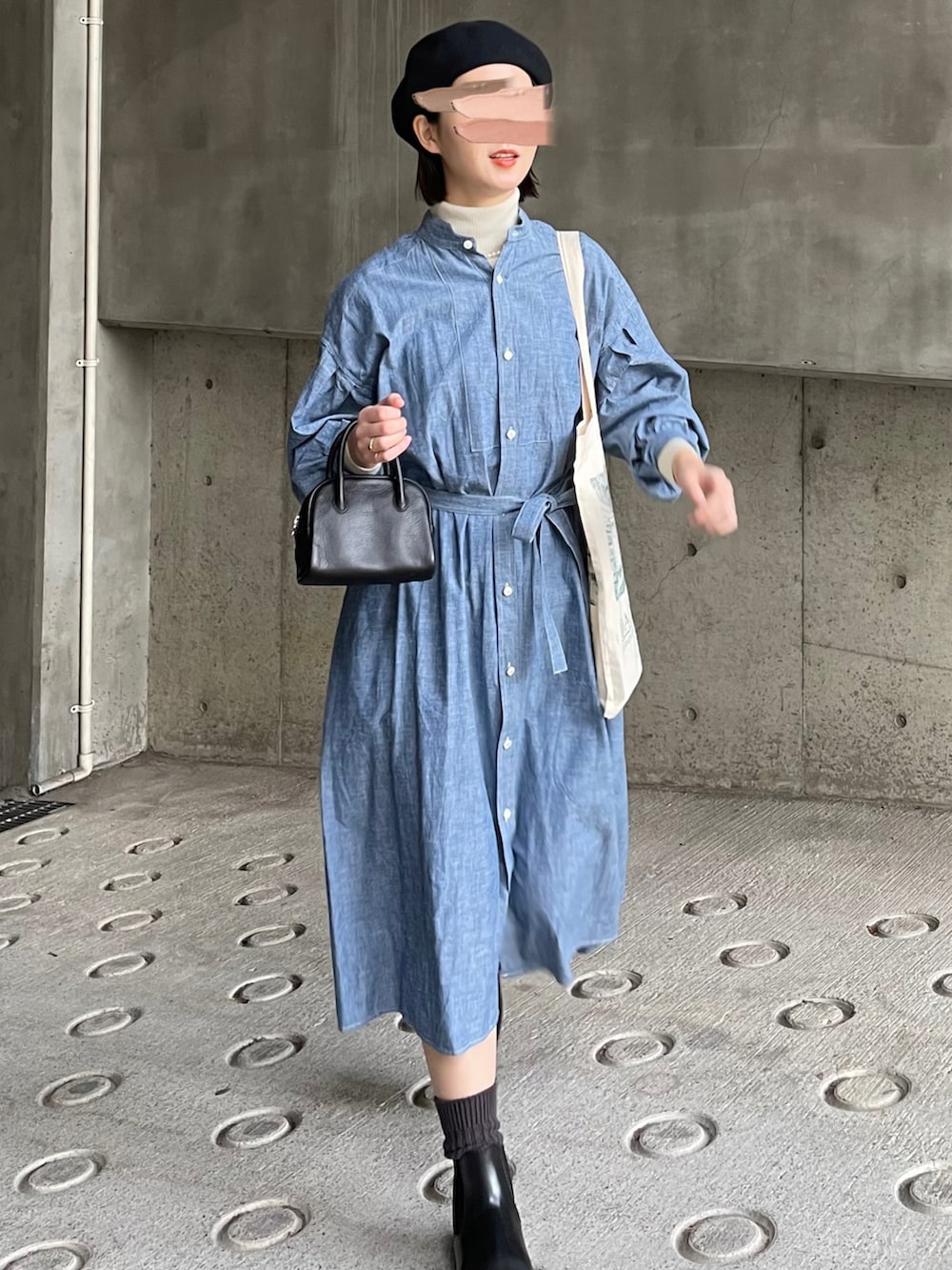 「春服デビュー宣言、春コーデ、シャツワンピ、シャツワンピース、ベレー帽、レインブーツ、サイドゴアブーツ、レイヤードスタイル、ワンピース」｜「Traditional Weatherwearのサイドゴア レインブーツ（レインシューズ、ブラック系）」を使った、あさこさん（レディース・164cm）の春コーディネートの3枚目の写真