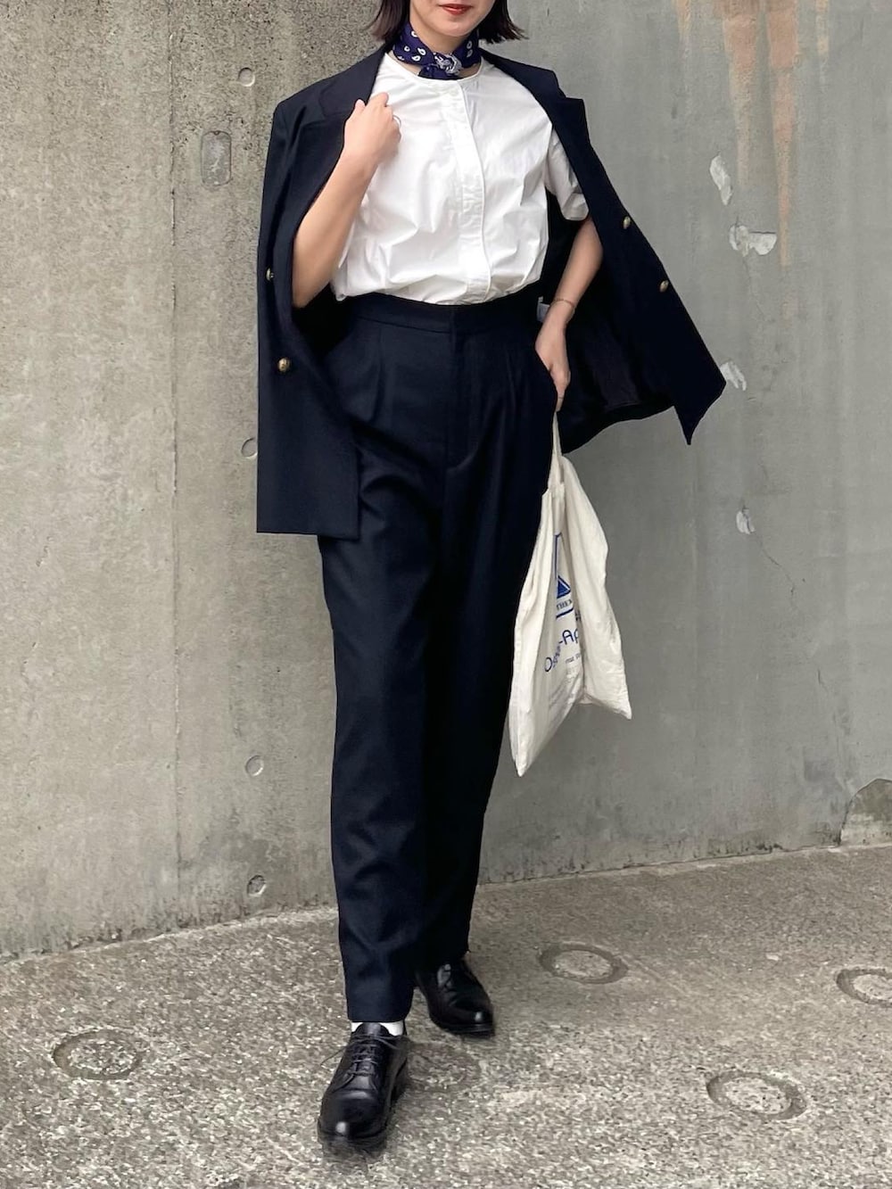 ブラック系のドレスシューズを着用したレディースの春コーディネートの2枚目の写真