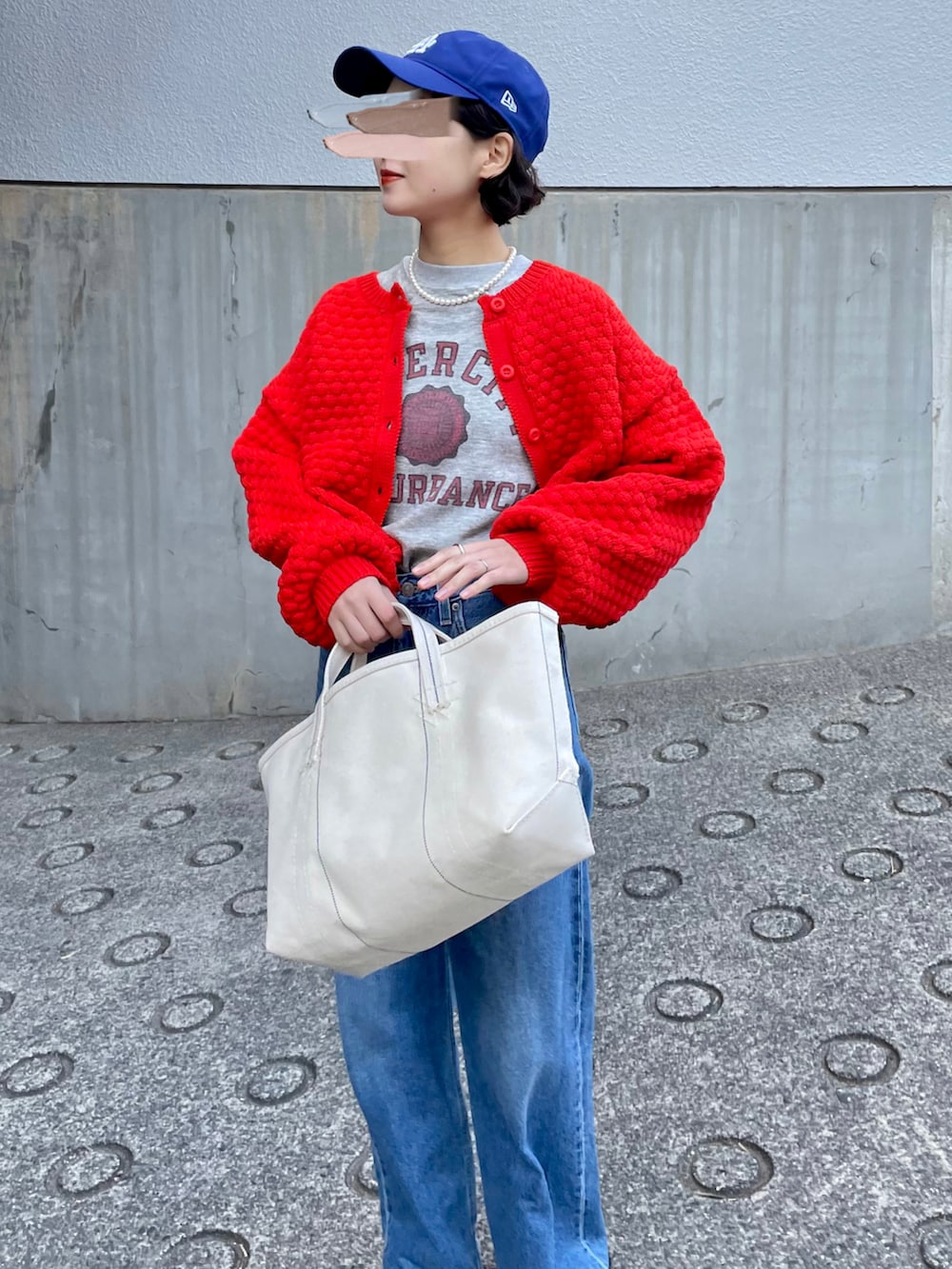 「ほめられ本命コーデ、オレンジ、赤、ショート丈トップス、デニムパンツ、キャップ、NEW ERA、ジャーマントレーナー、白スニーカー、カジュアルコーデ」｜「mily biletの【mily bilet】印象的1枚。2wayぽこぽこ軽量クロップド丈ニットカーディガン（カーディガン/ボレロ、オレンジ系）」を使った、あさこさん（レディース・164cm）の冬コーディネートの3枚目の写真