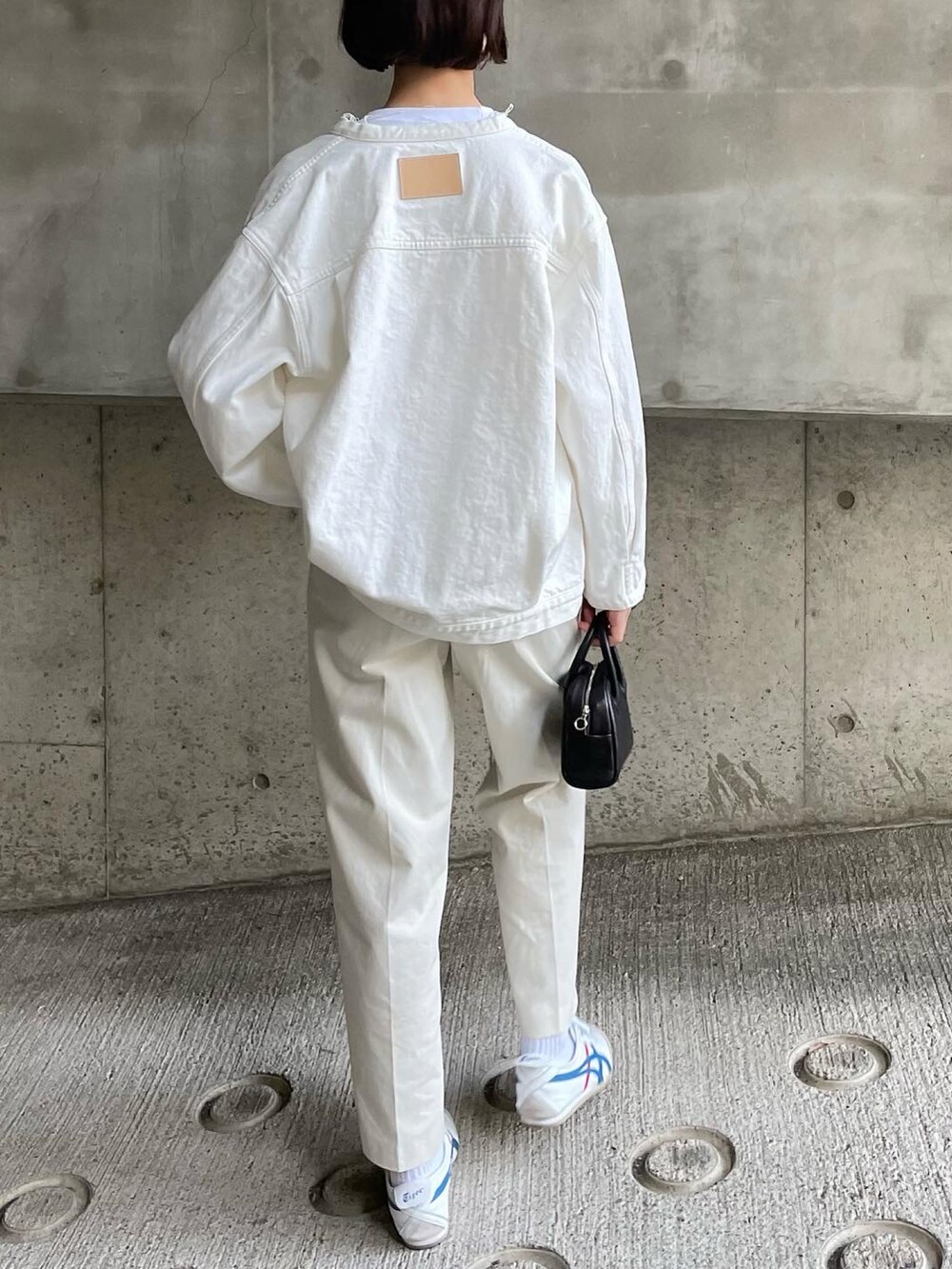 「カジュアルコーデ、ワントーンコーデ、ホワイトコーデ、ロゴT、Tシャツ、白パンツ、白スニーカー、デニムジャケット、白Tシャツ、チノパン、ごきげんウィーク」｜「ALLUMERの13.5ozデニムオーバーサイズバンドカラージャケット（デニムジャケット、ホワイト系）」を使った、あさこさん（レディース・164cm）の春コーディネートの3枚目の写真